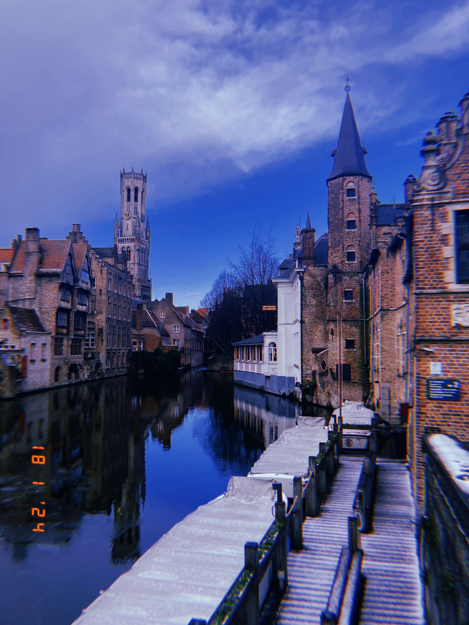 ブルージュの運河と古い建物