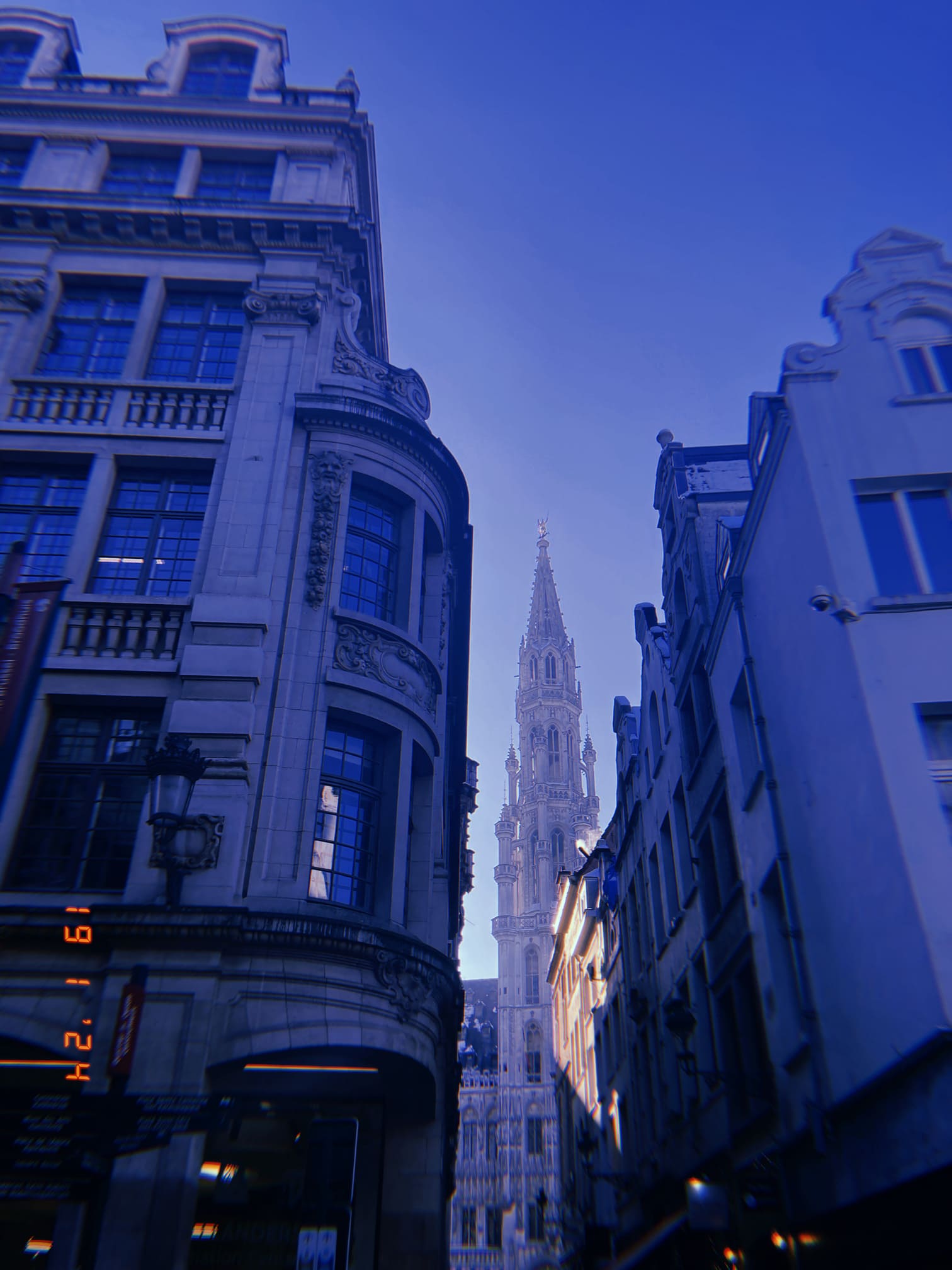 ブリュッセル市庁舎の尖塔を望む街角