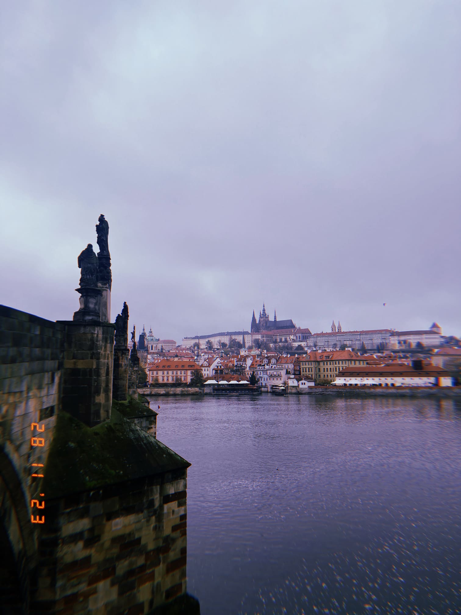 カレル橋から眺めるヴルタヴァ川とプラハ城