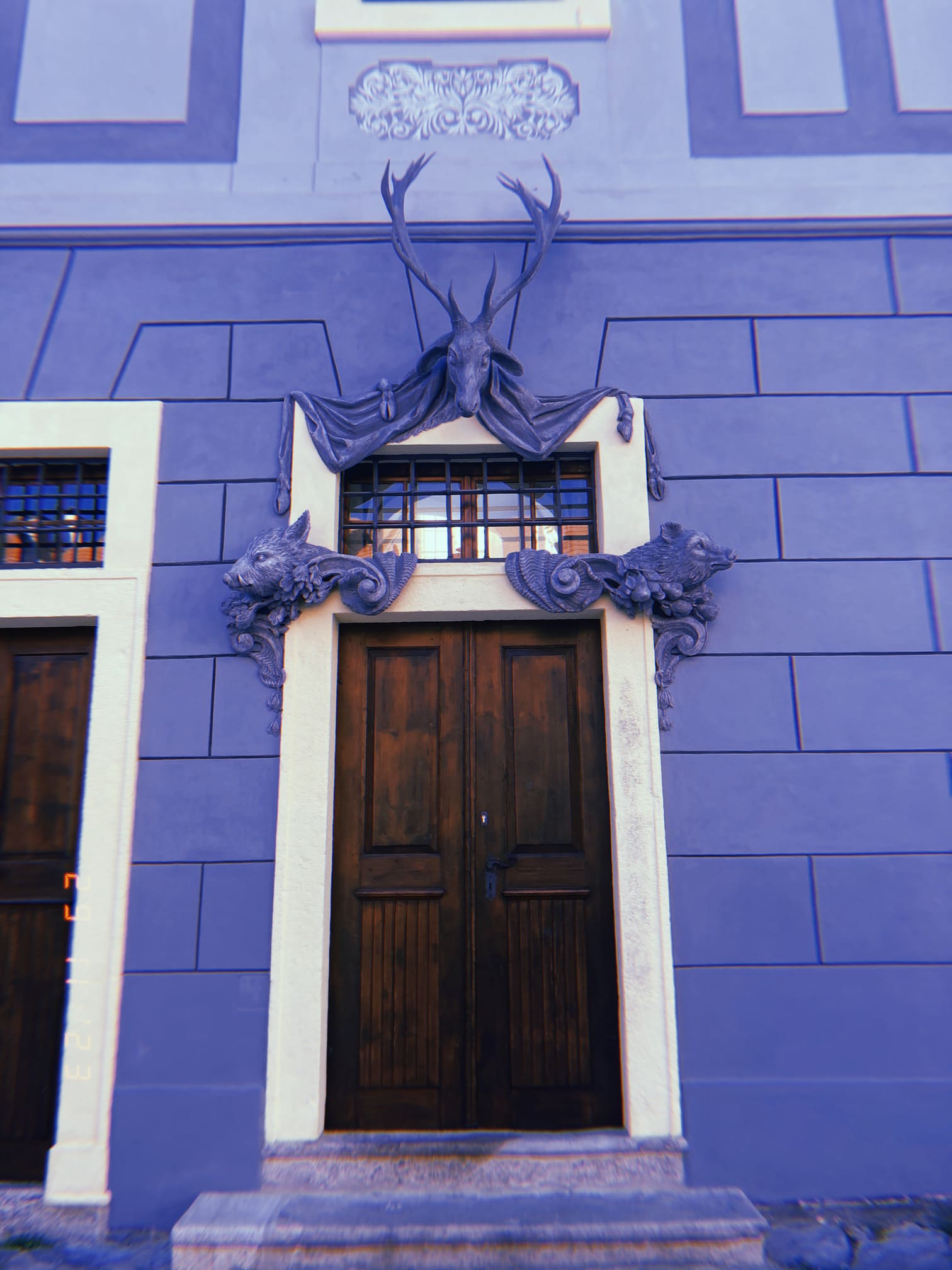鹿の頭の装飾があるCesky Krumlovの建物