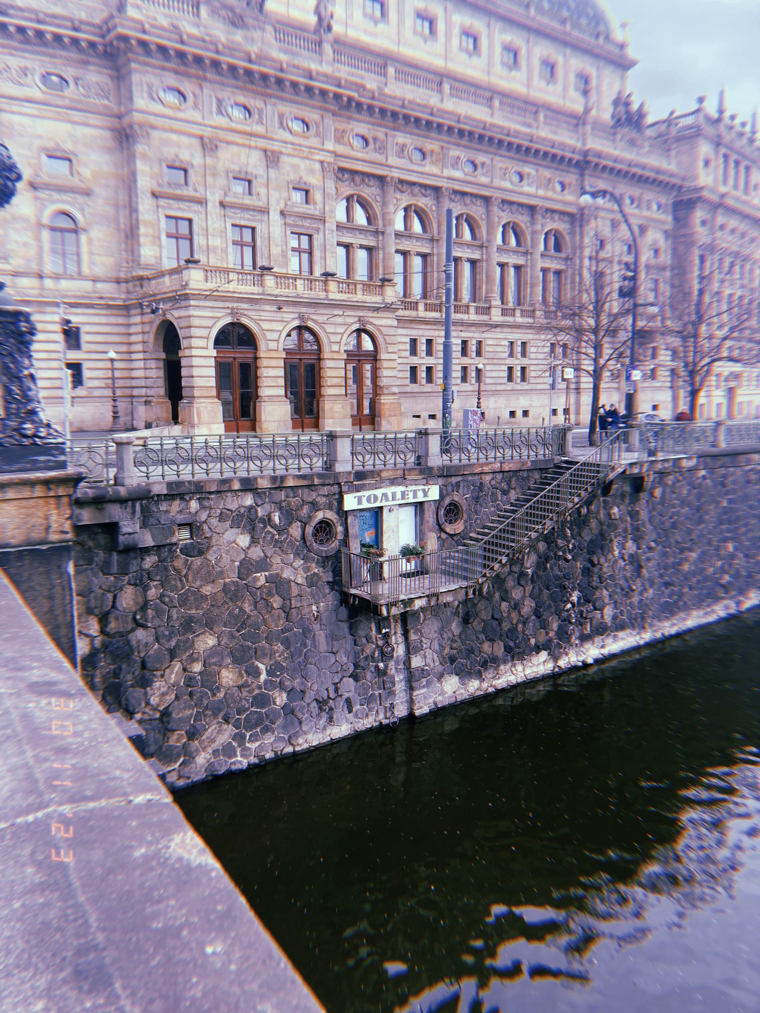 川沿いの石垣に作られたプラハのトイレ