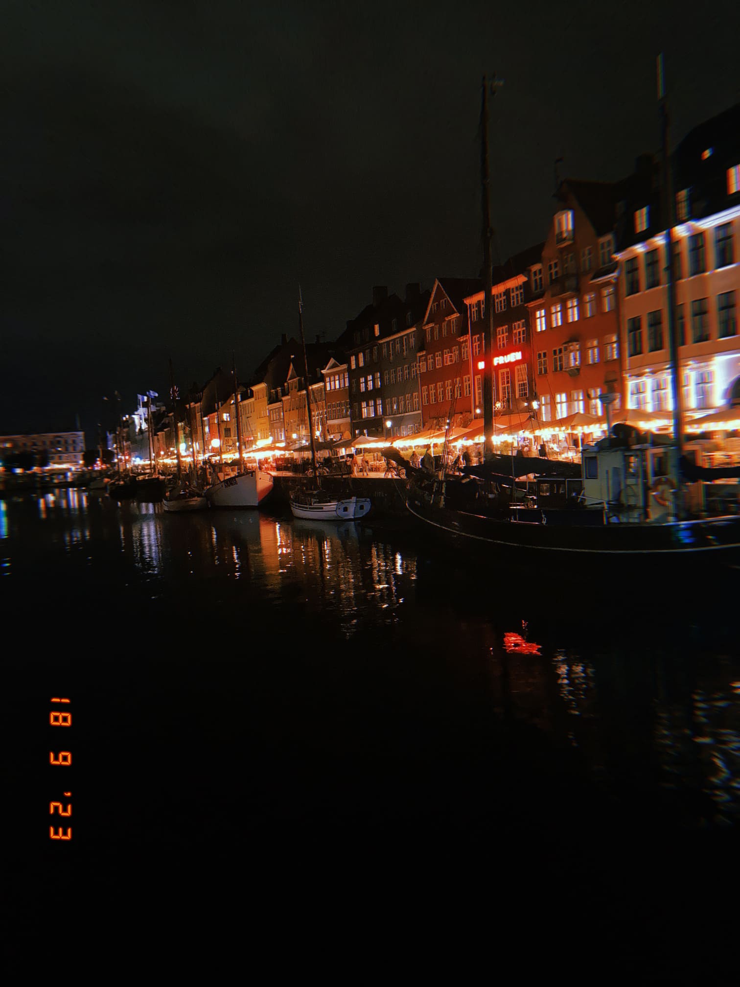 夜のニューハウンと水面に映る光