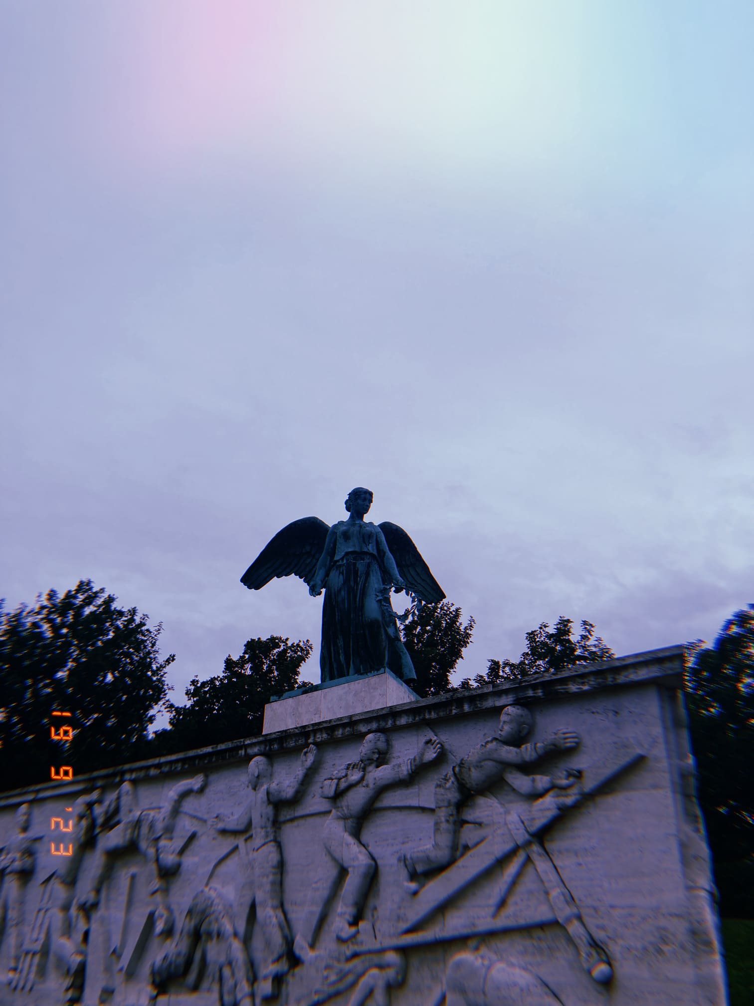 天使像とレリーフのモニュメント