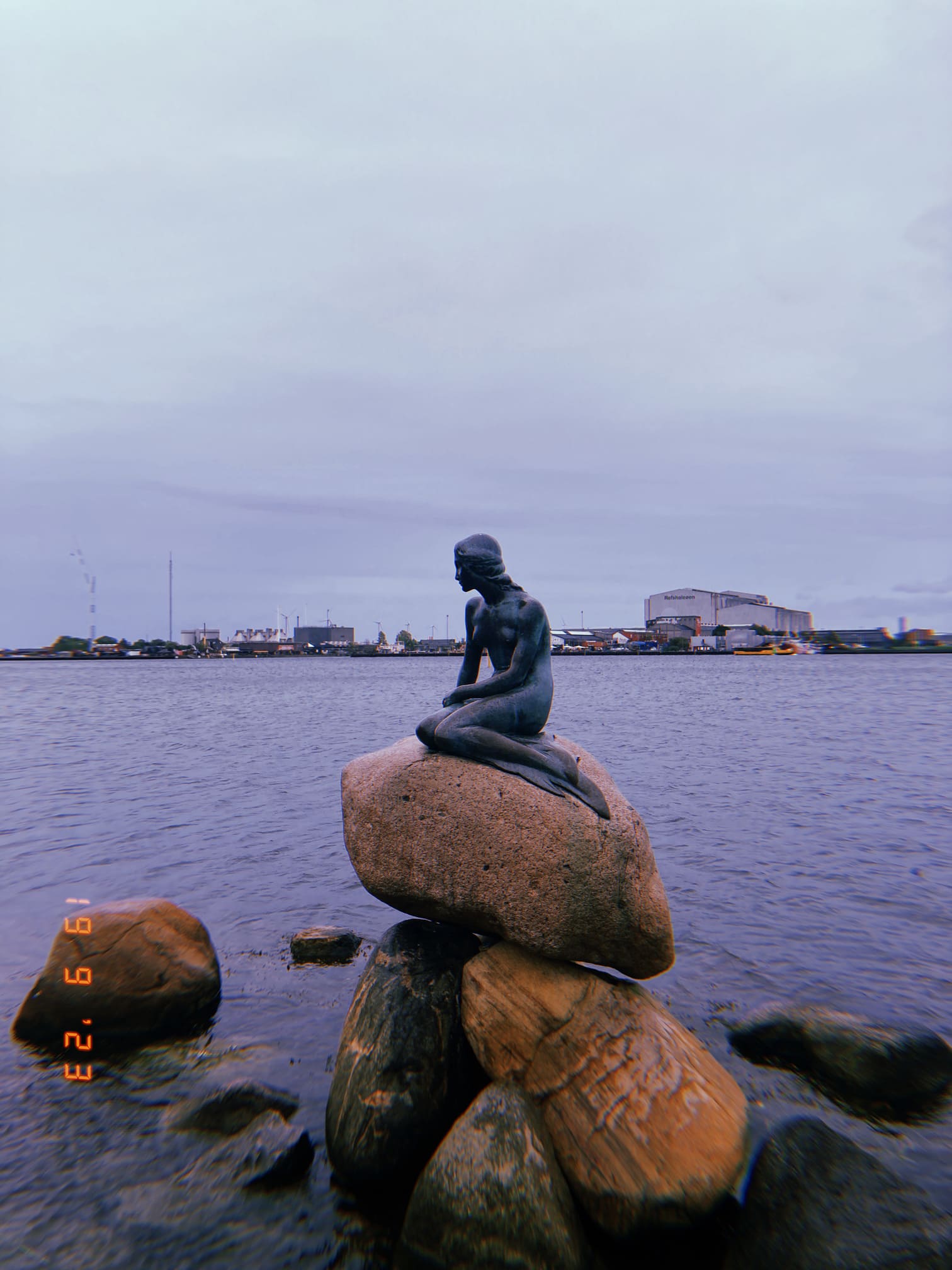 岩の上に座る人魚姫の像