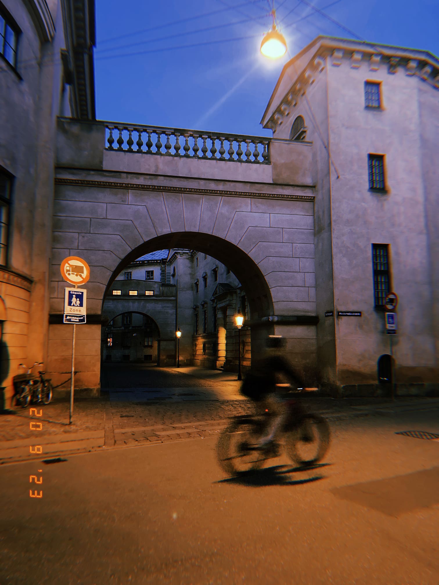 アーチをくぐる自転車