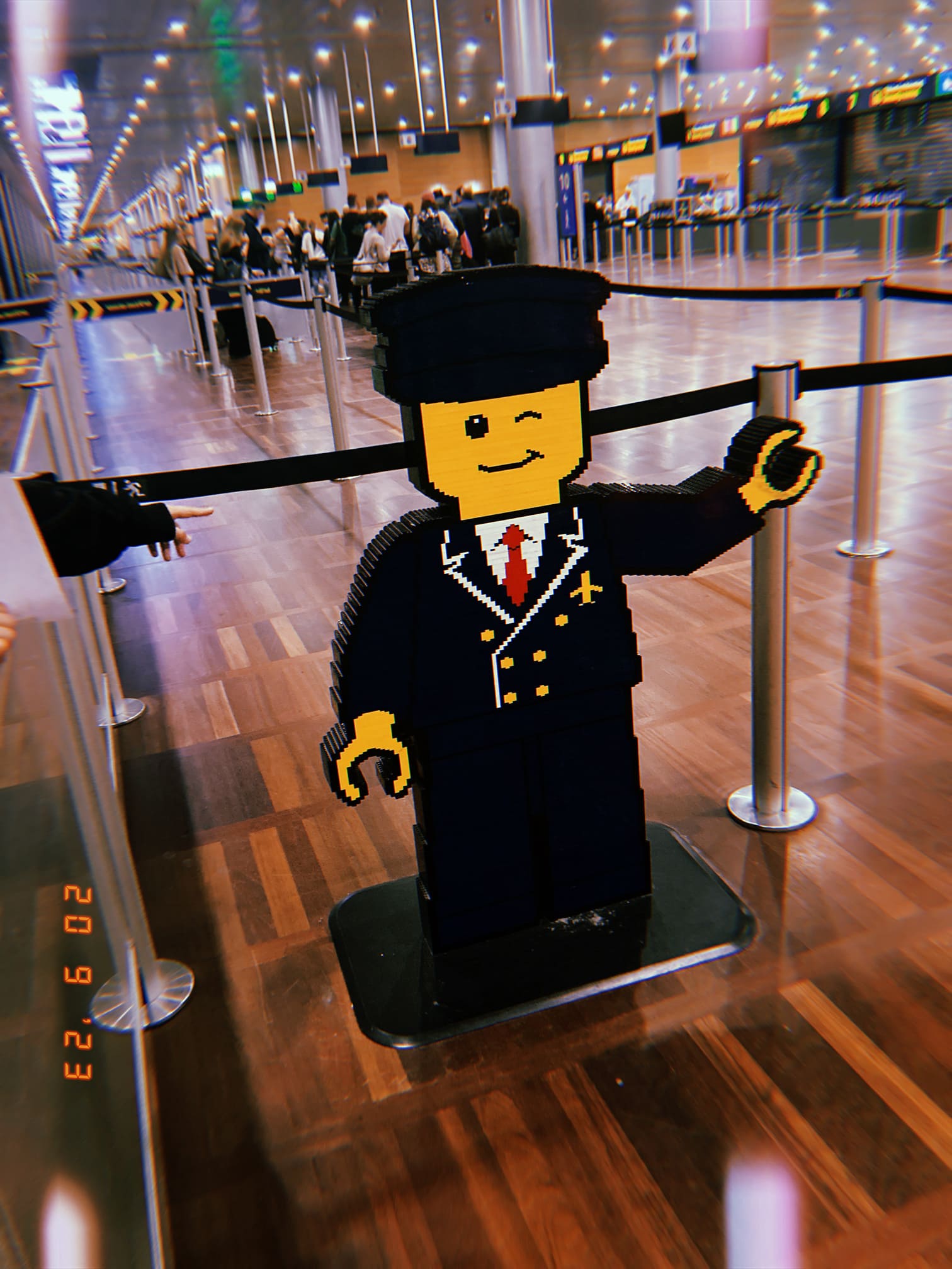 レゴで作られたパイロットの像