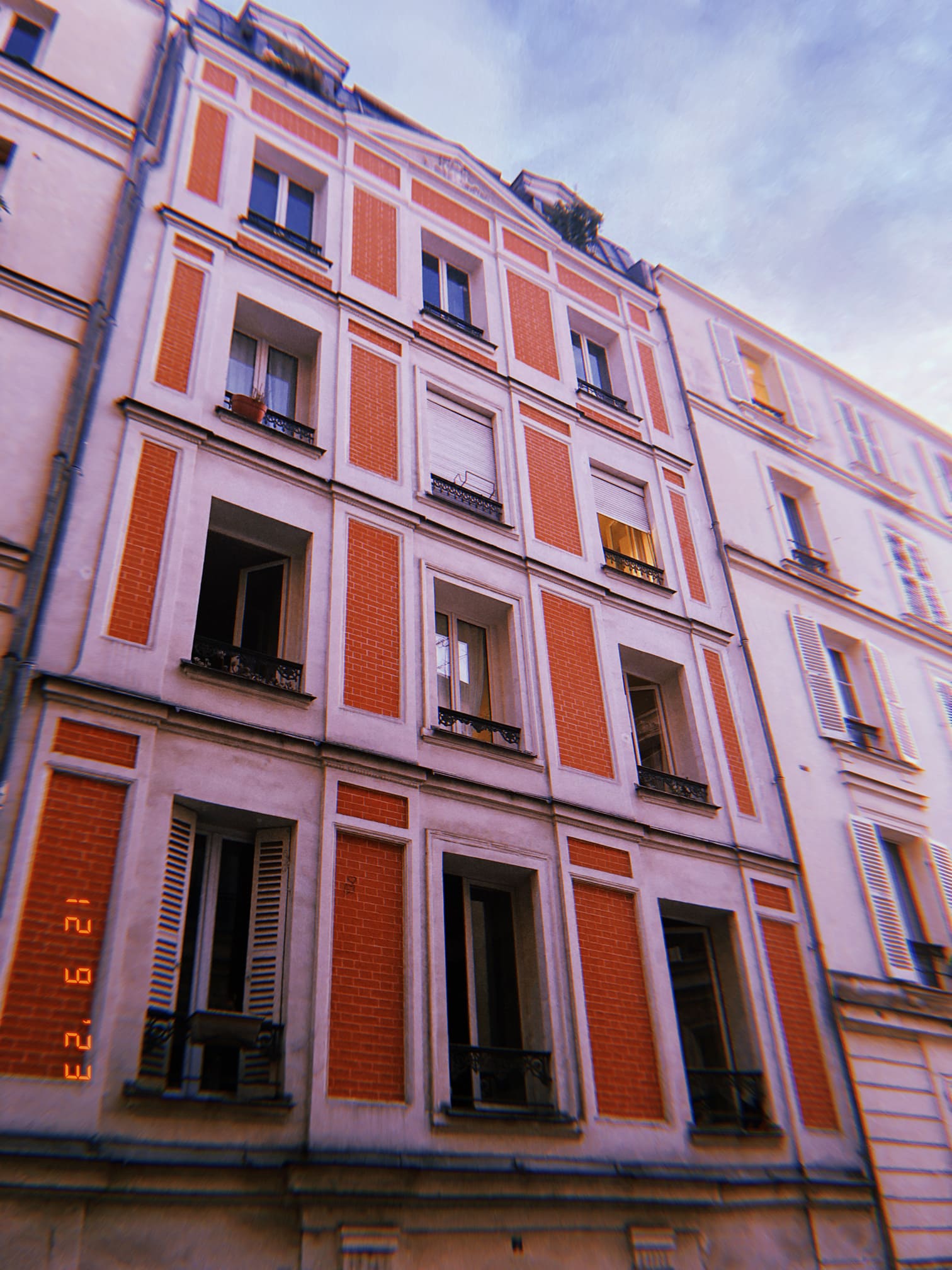 赤レンガの装飾が印象的なパリの集合住宅外観