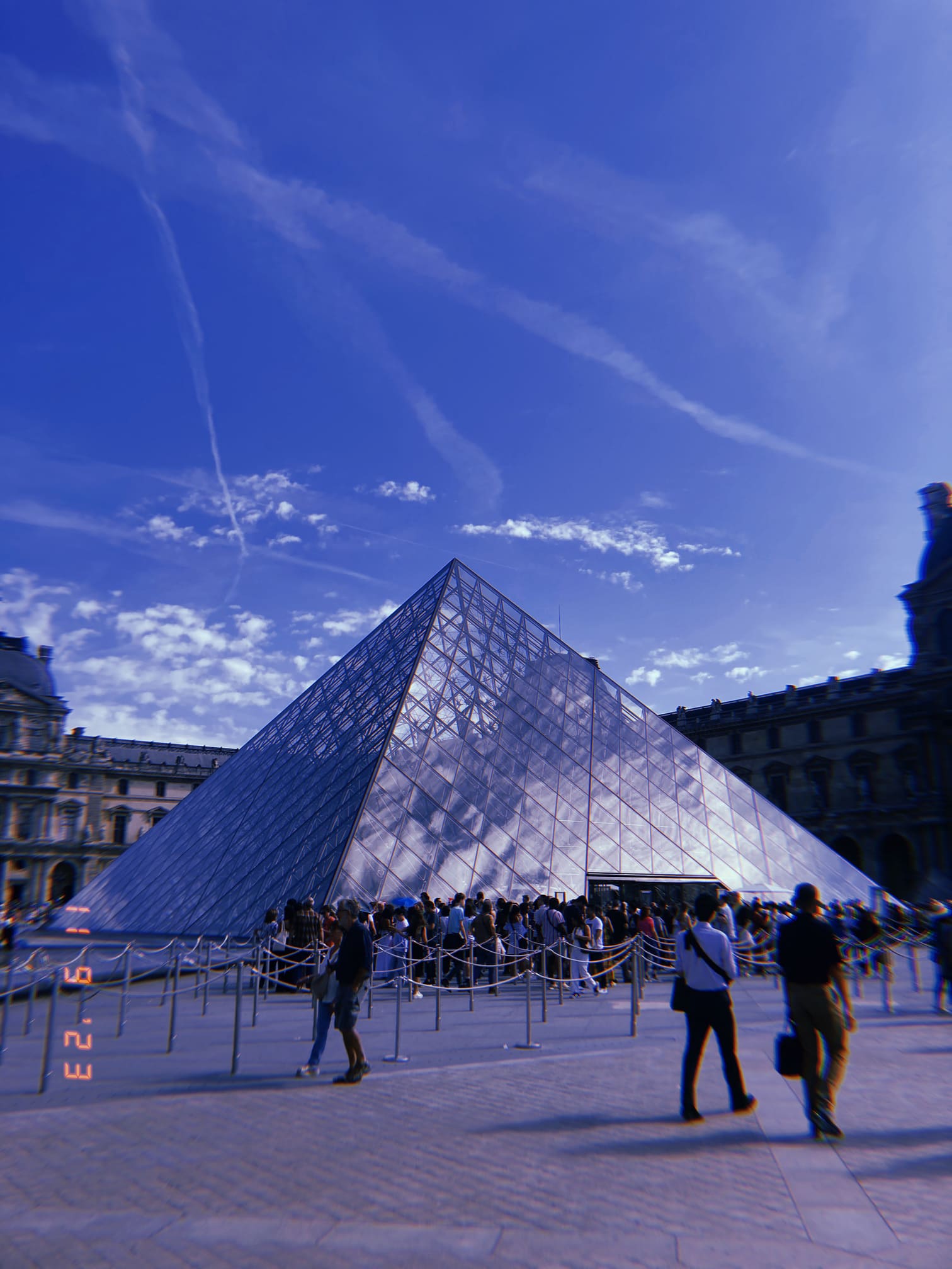 ルーヴル美術館のガラスのピラミッド入口と行列
