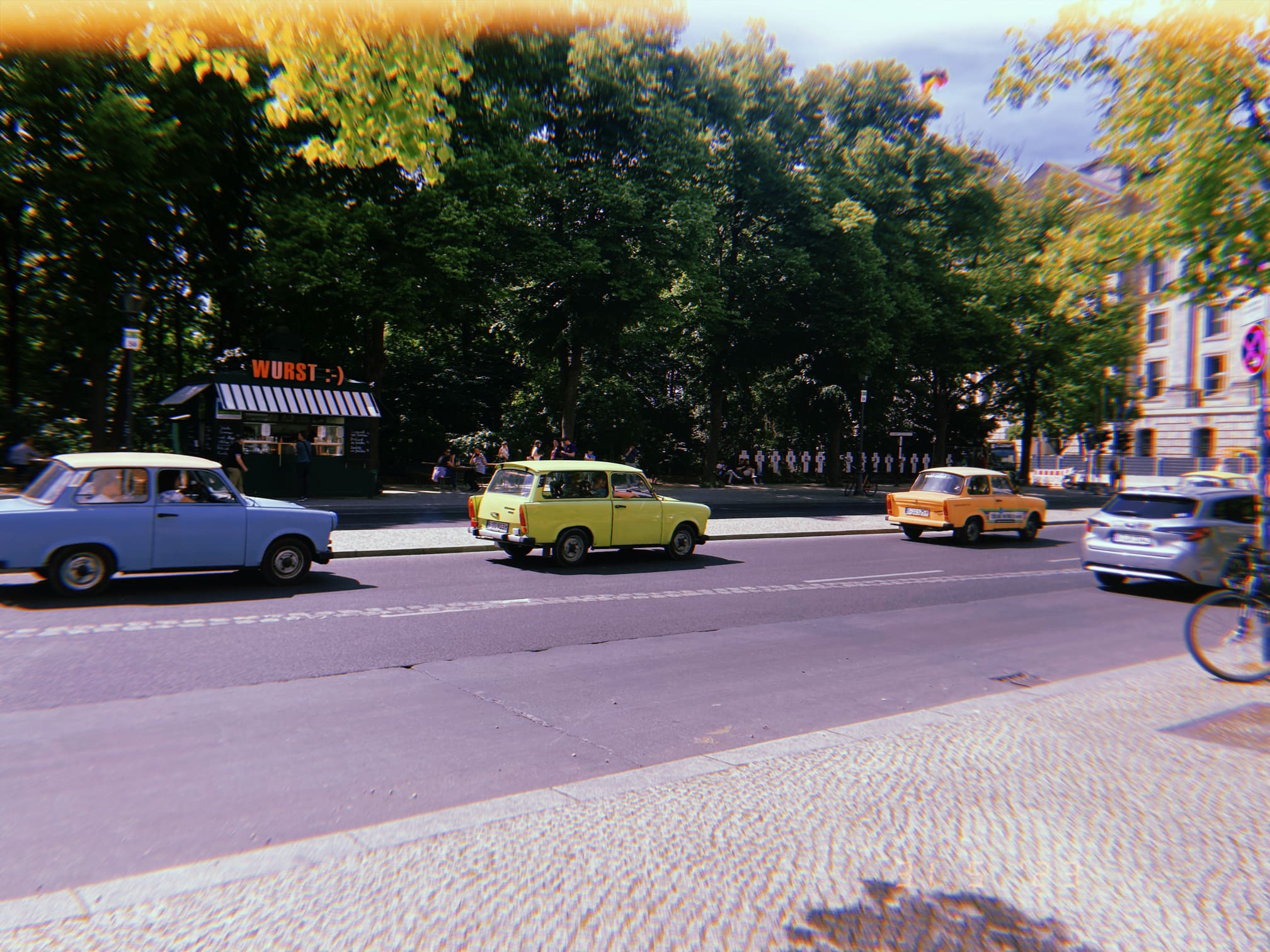 ベルリンの街路を走るトラバントの列