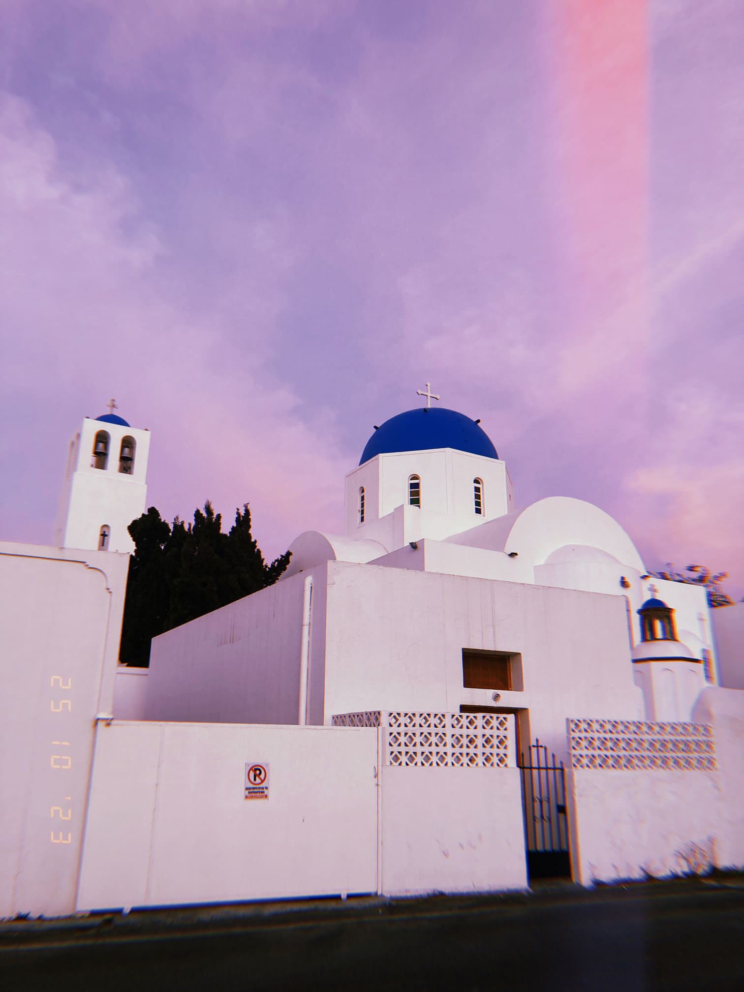 暮れの青ドーム教会と鐘楼