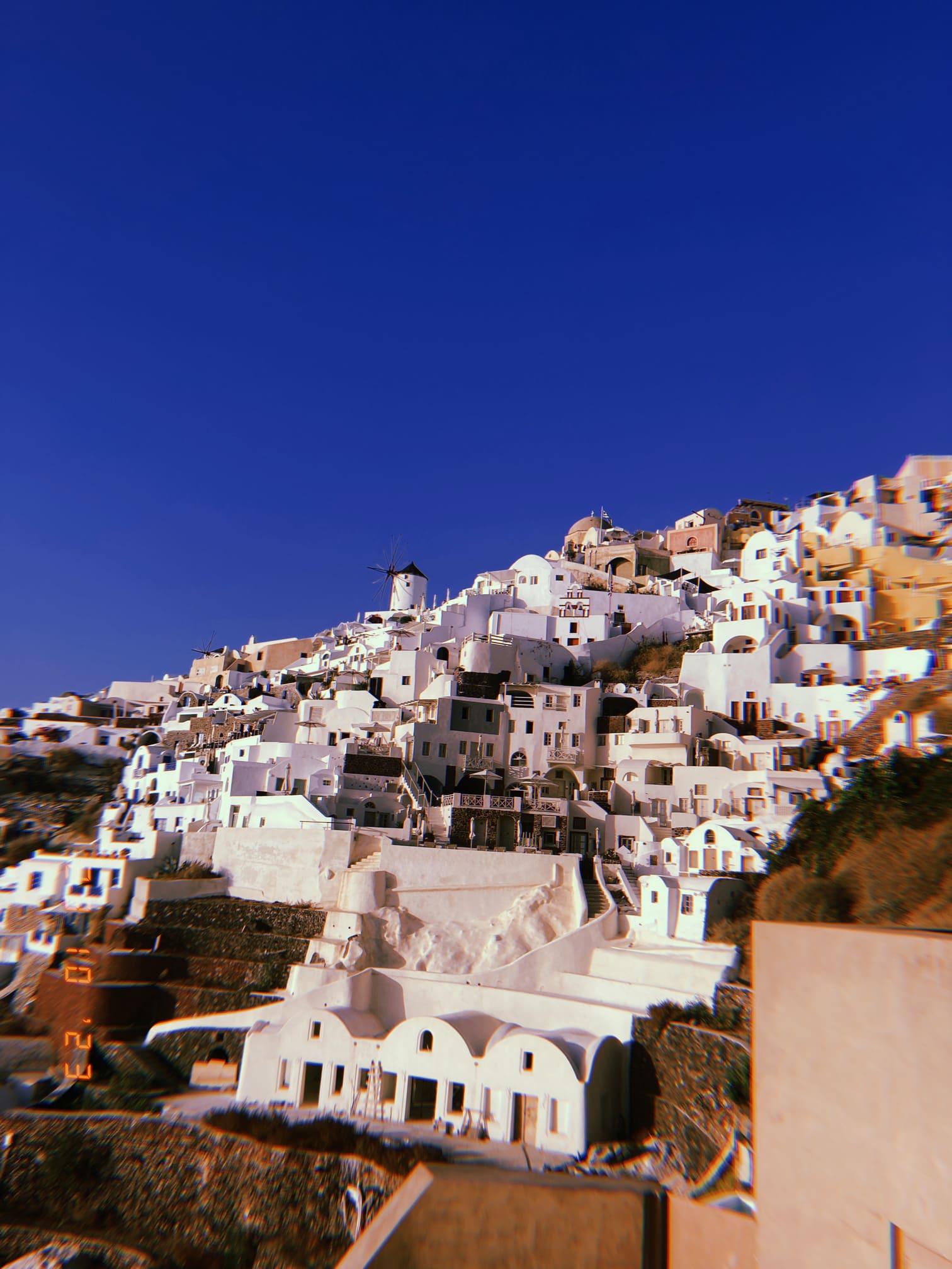 サントリーニの丘に広がる白い家々