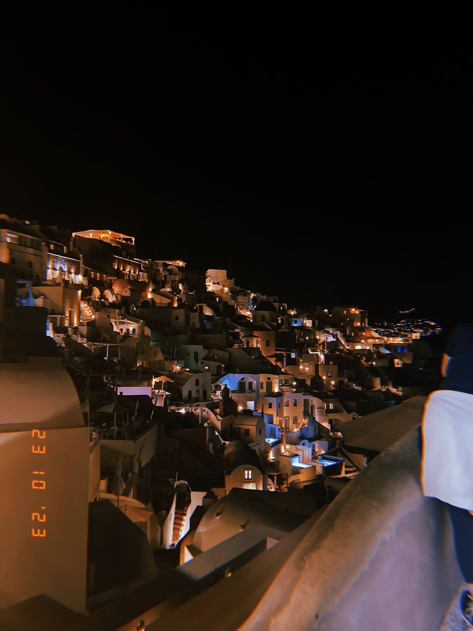 夜にライトアップされたサントリーニの家並み