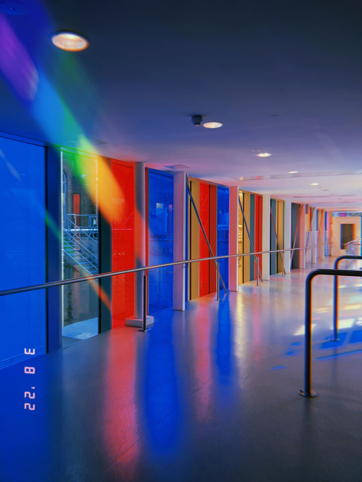 色ガラスの光が差し込む廊下