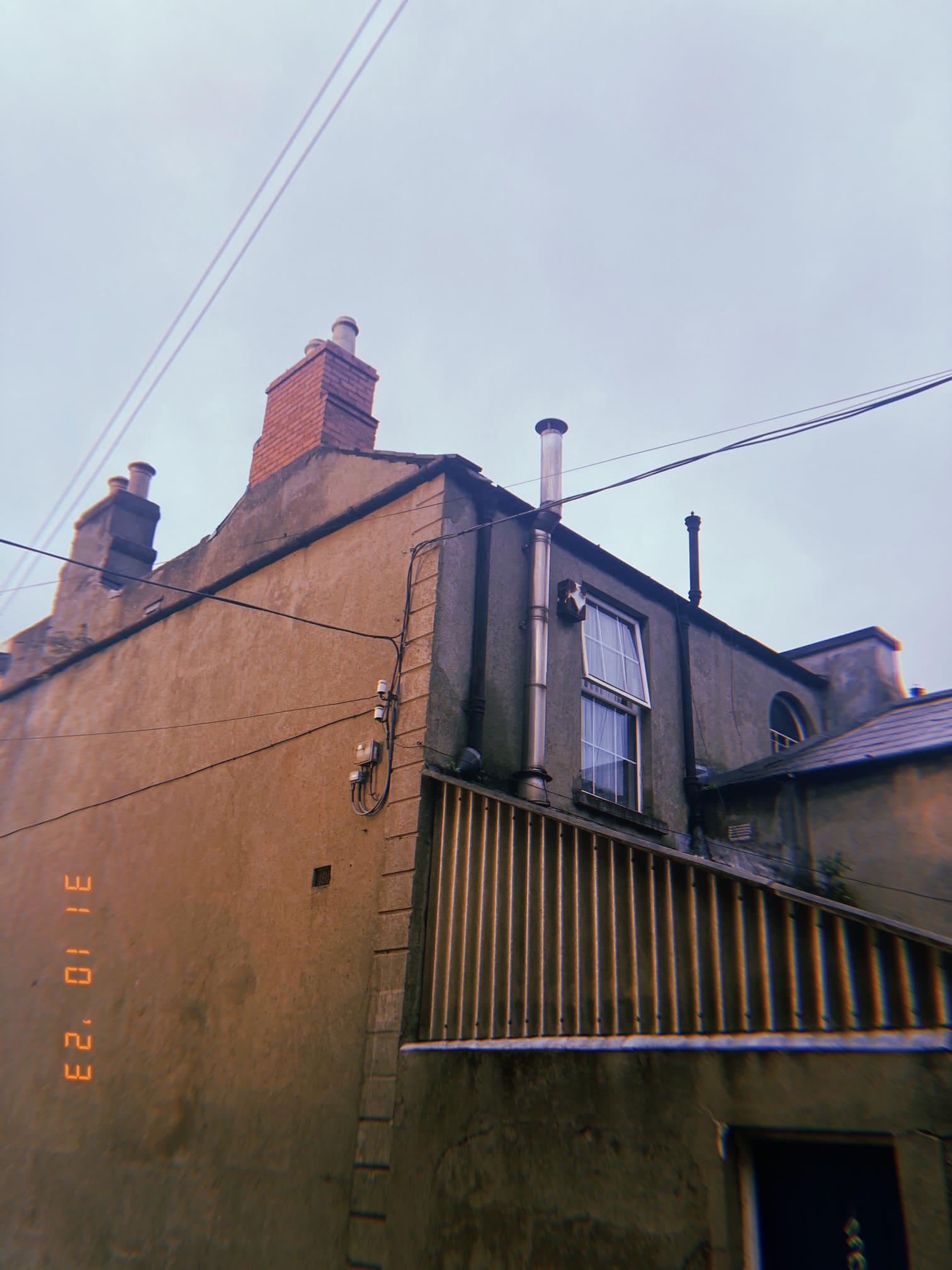 古い家屋の煙突と外壁