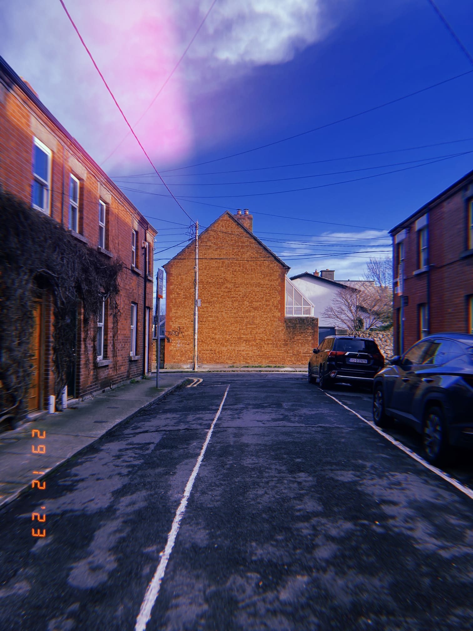 レンガ造りの家が並ぶ静かな路地