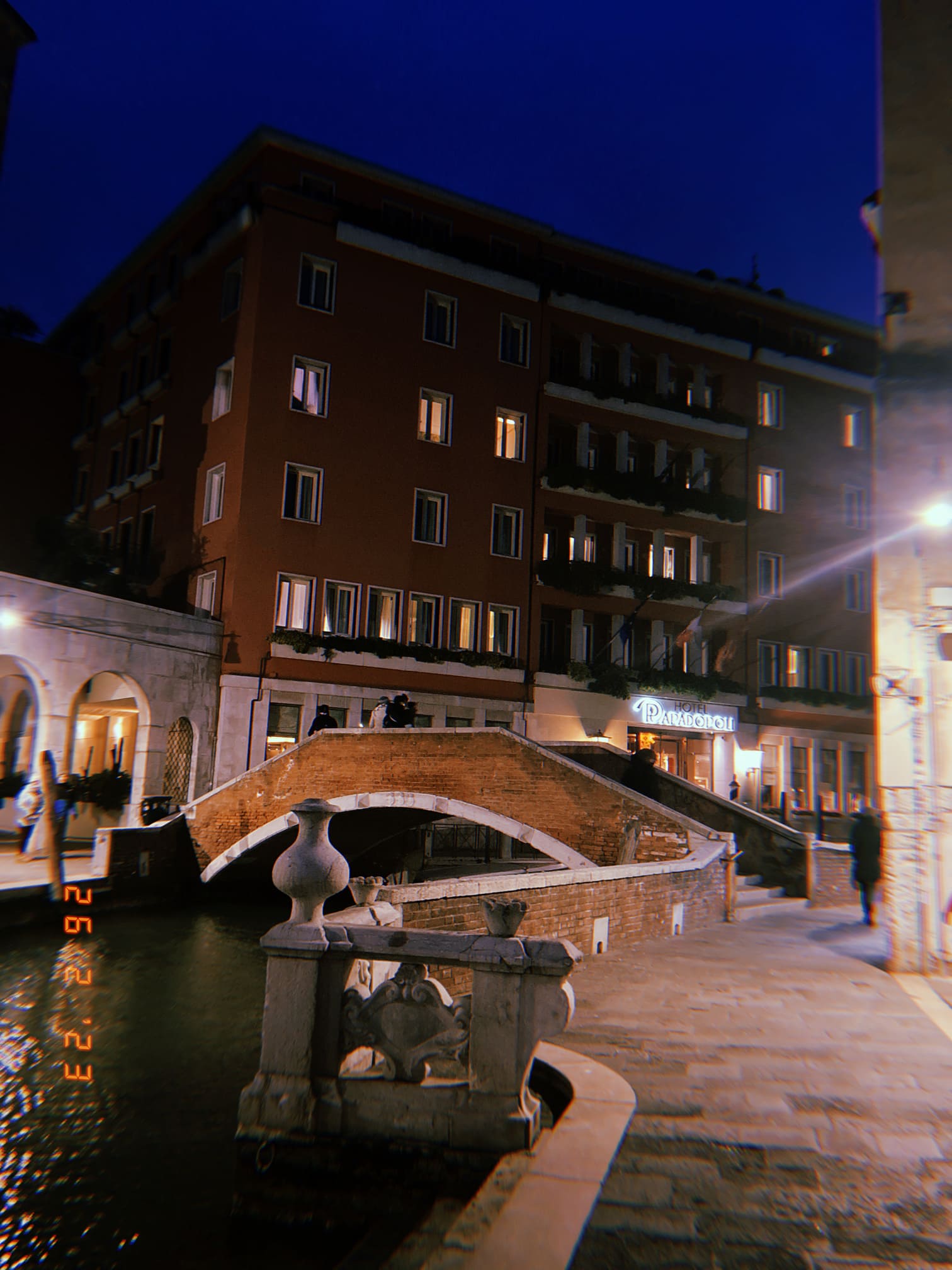 夜のヴェネチアの運河