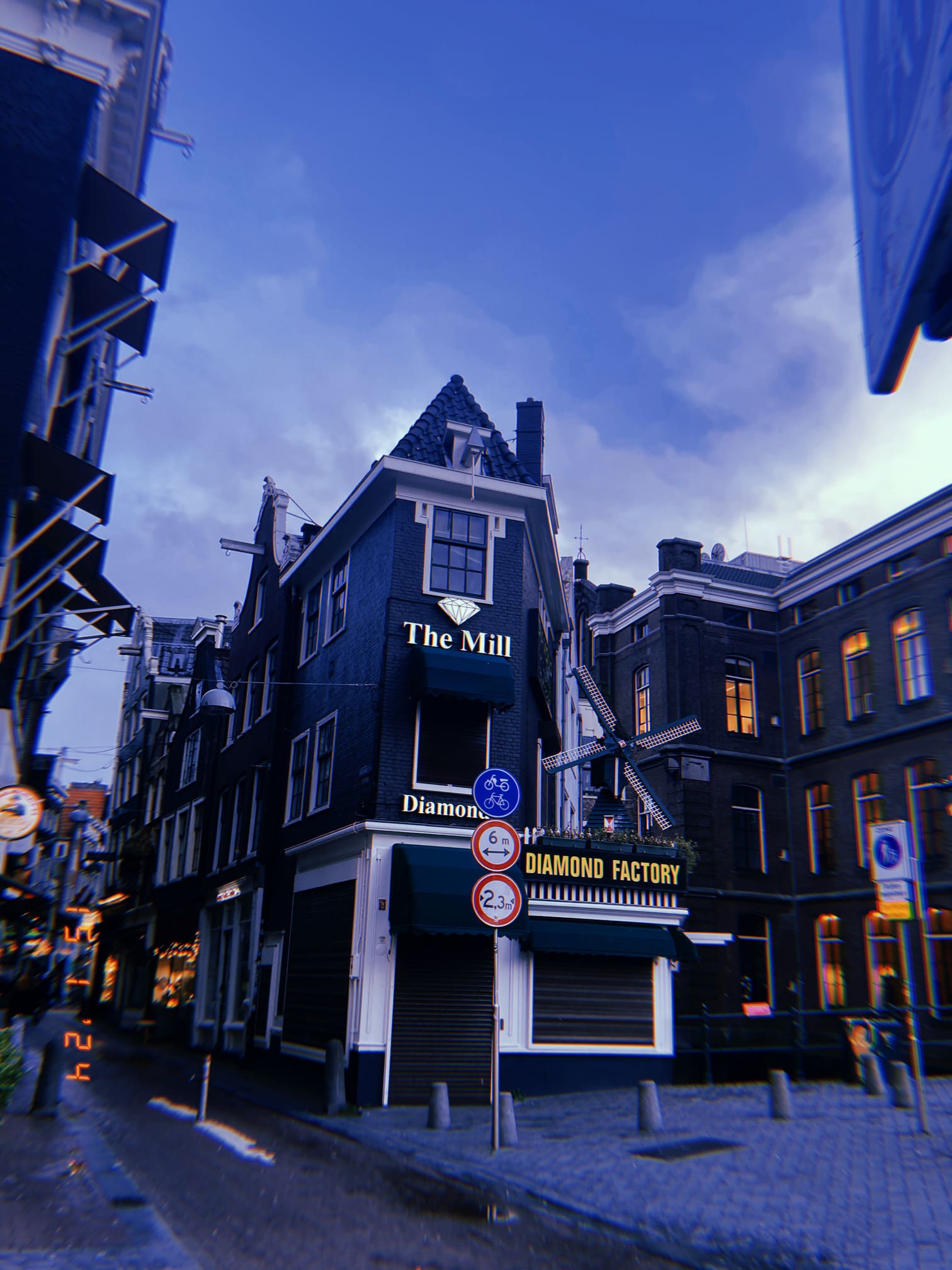 小さな風車がのったThe Millの建物