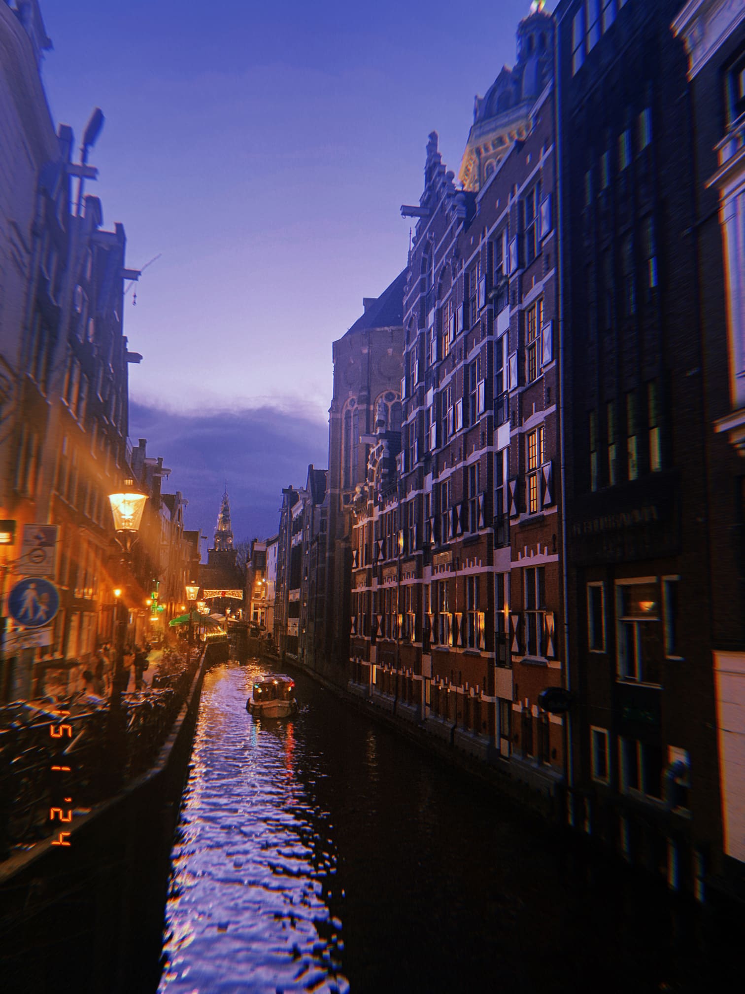 夜の運河と小舟