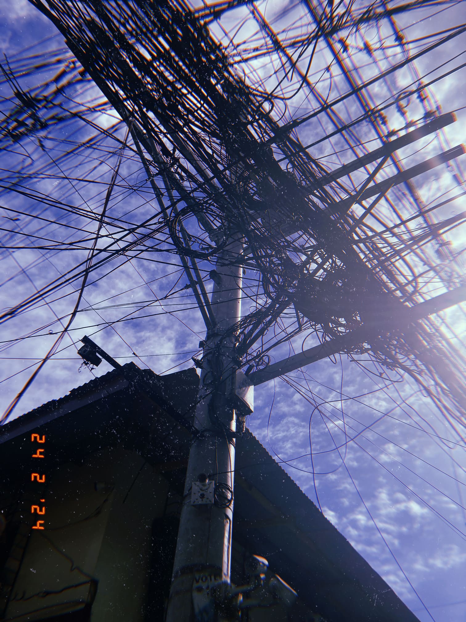 空一面に張り巡らされた電線と電柱（マニラ）