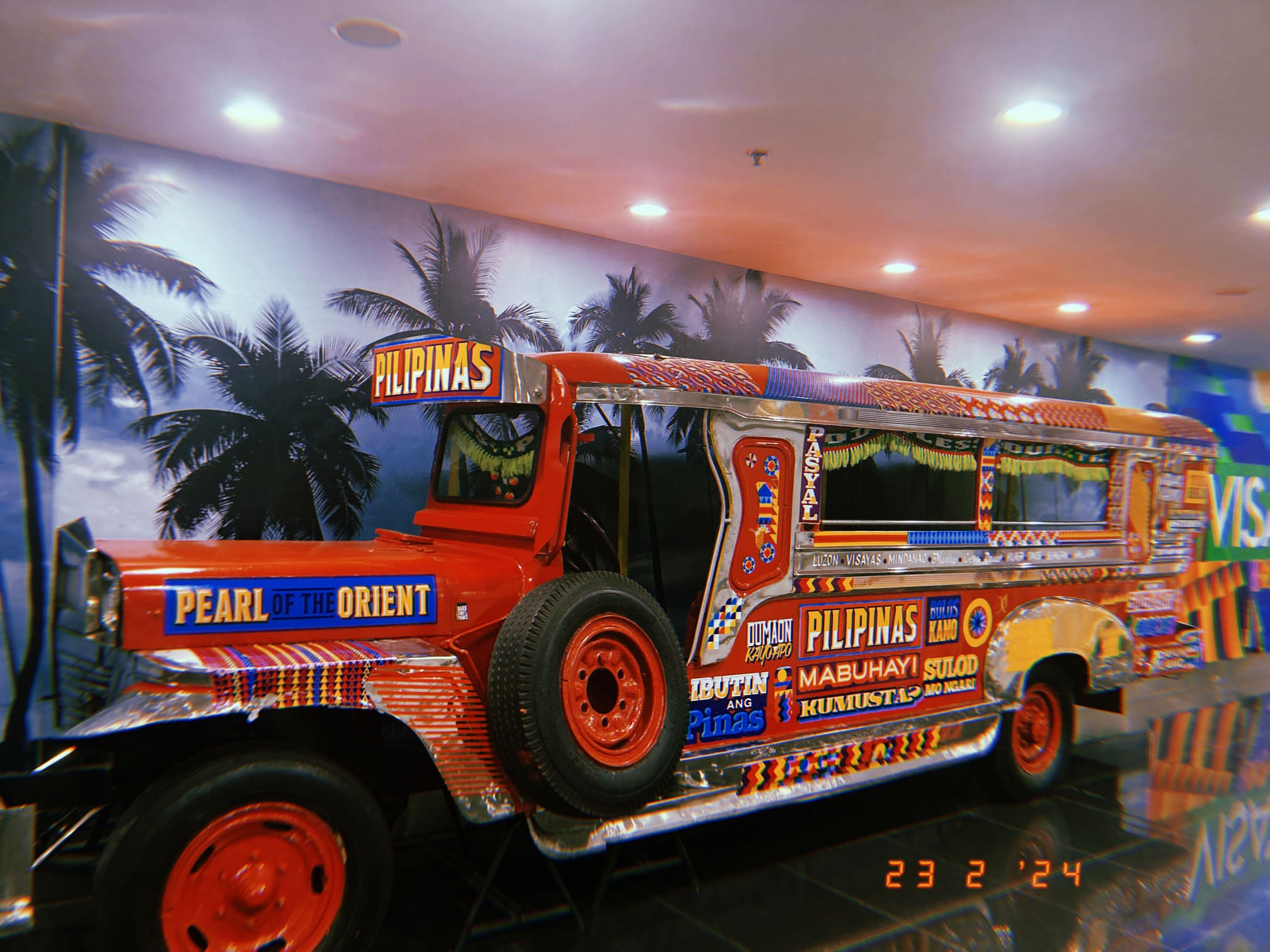 カラフルに装飾されたジープニー（マニラ）