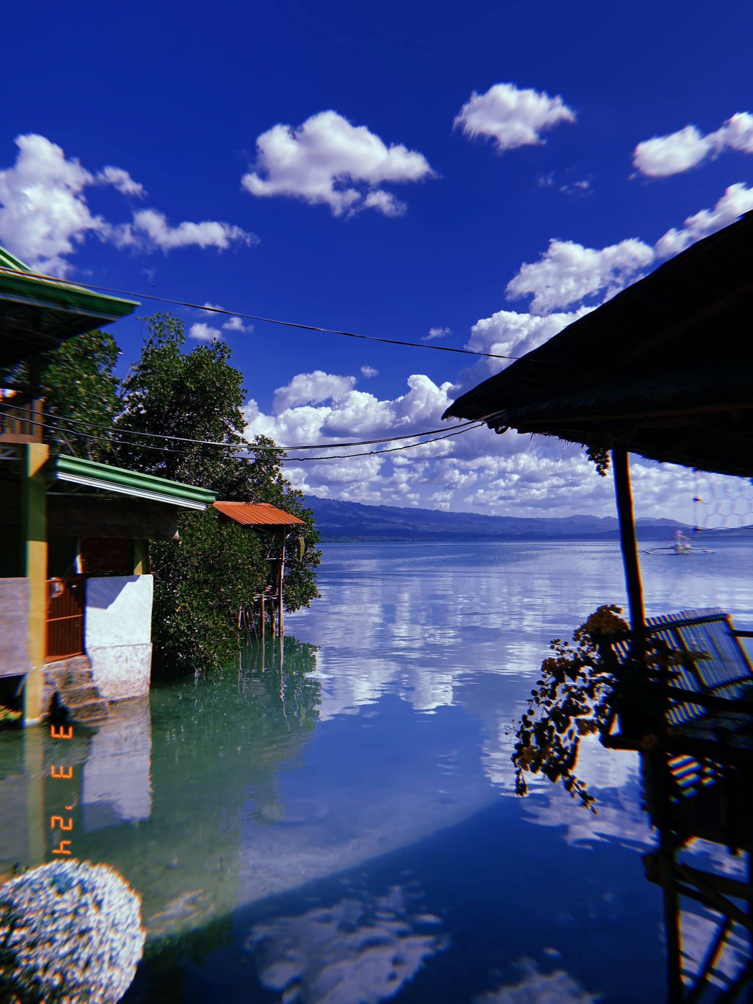 海辺の家々と空を映す水面（セブ島）