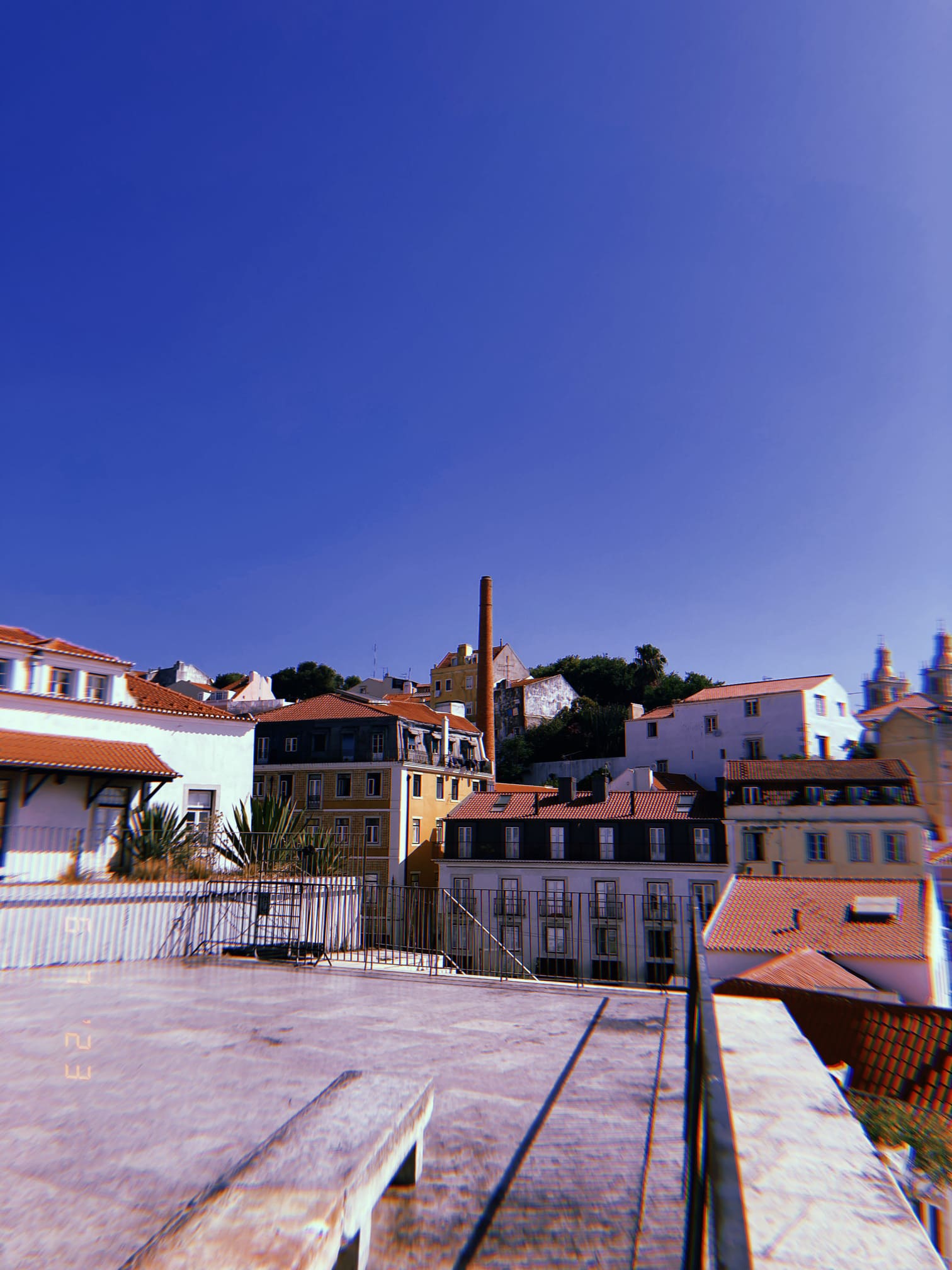 リスボンの住宅街と青空