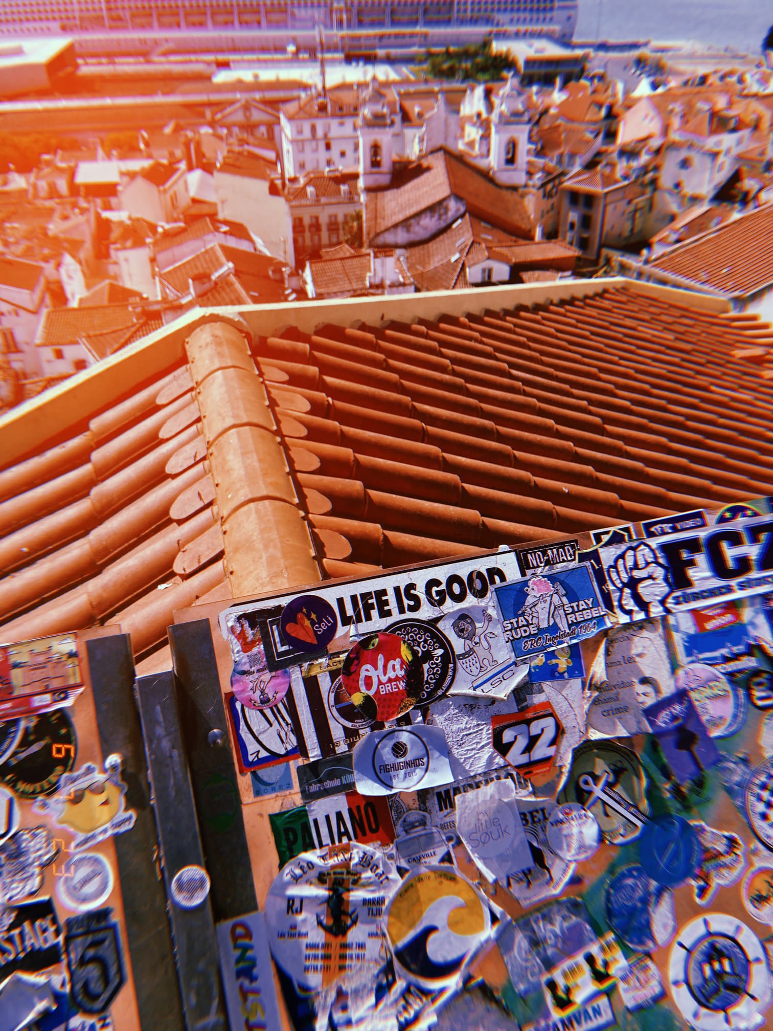 赤い屋根とステッカーだらけのフェンス