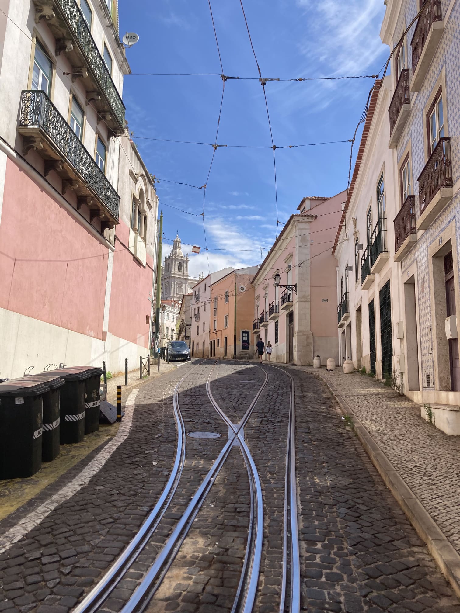 リスボンの坂道とトラムの線路