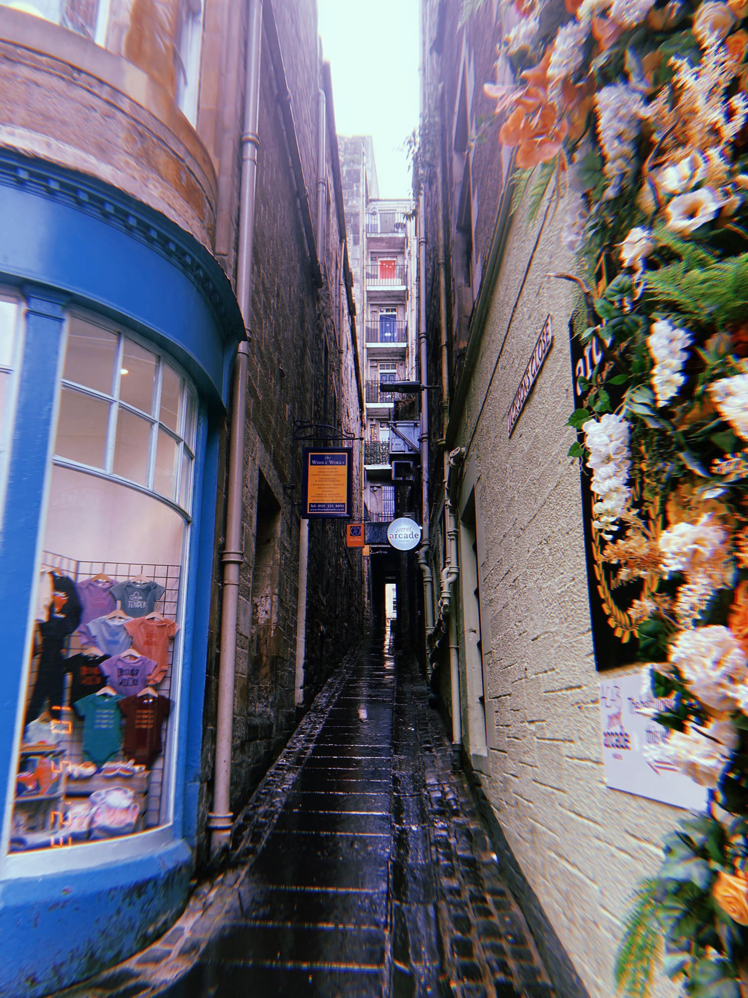 石造りの建物に囲まれた細い路地