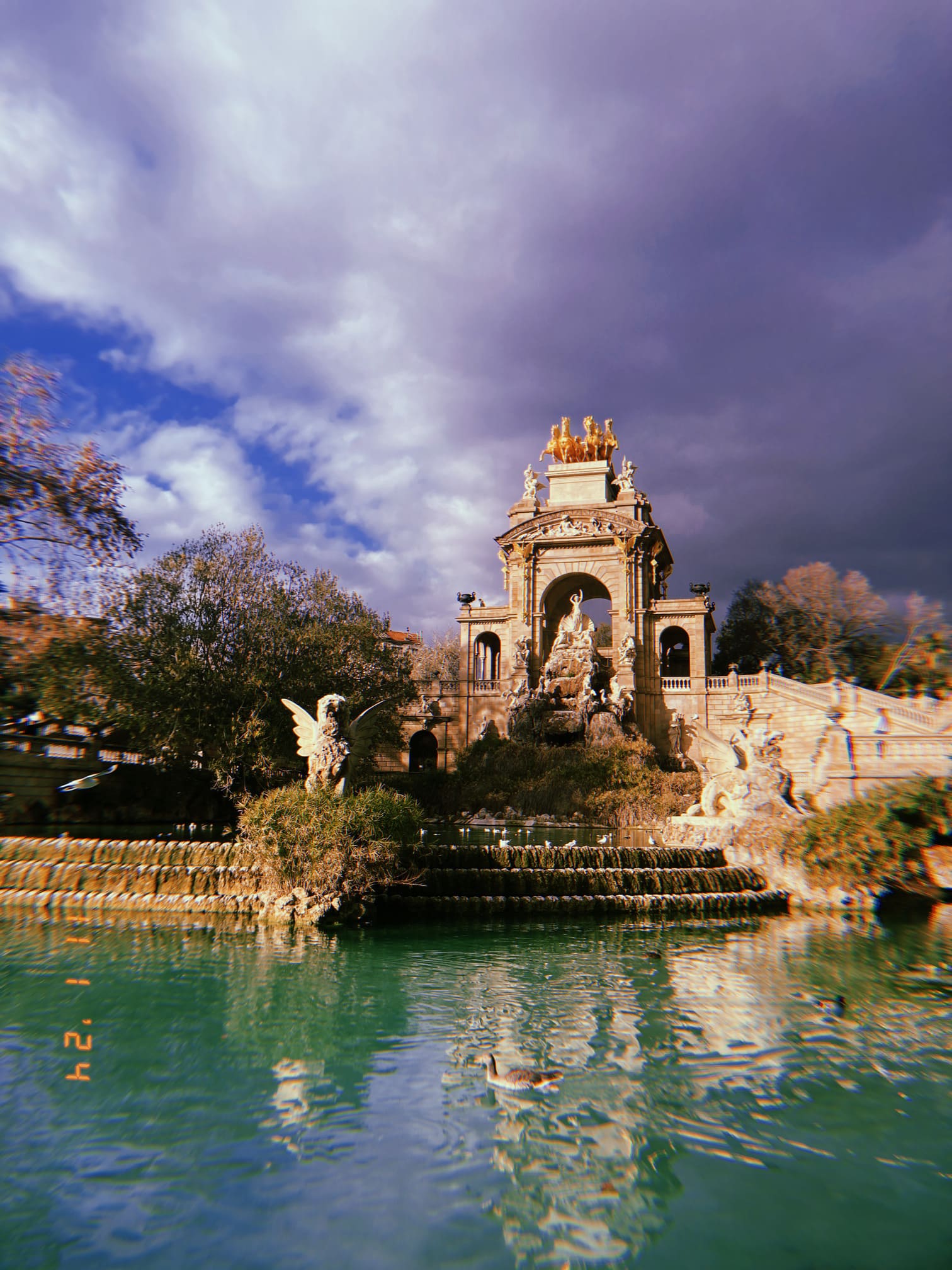 シウタデリャ公園の壮大な噴水と彫刻