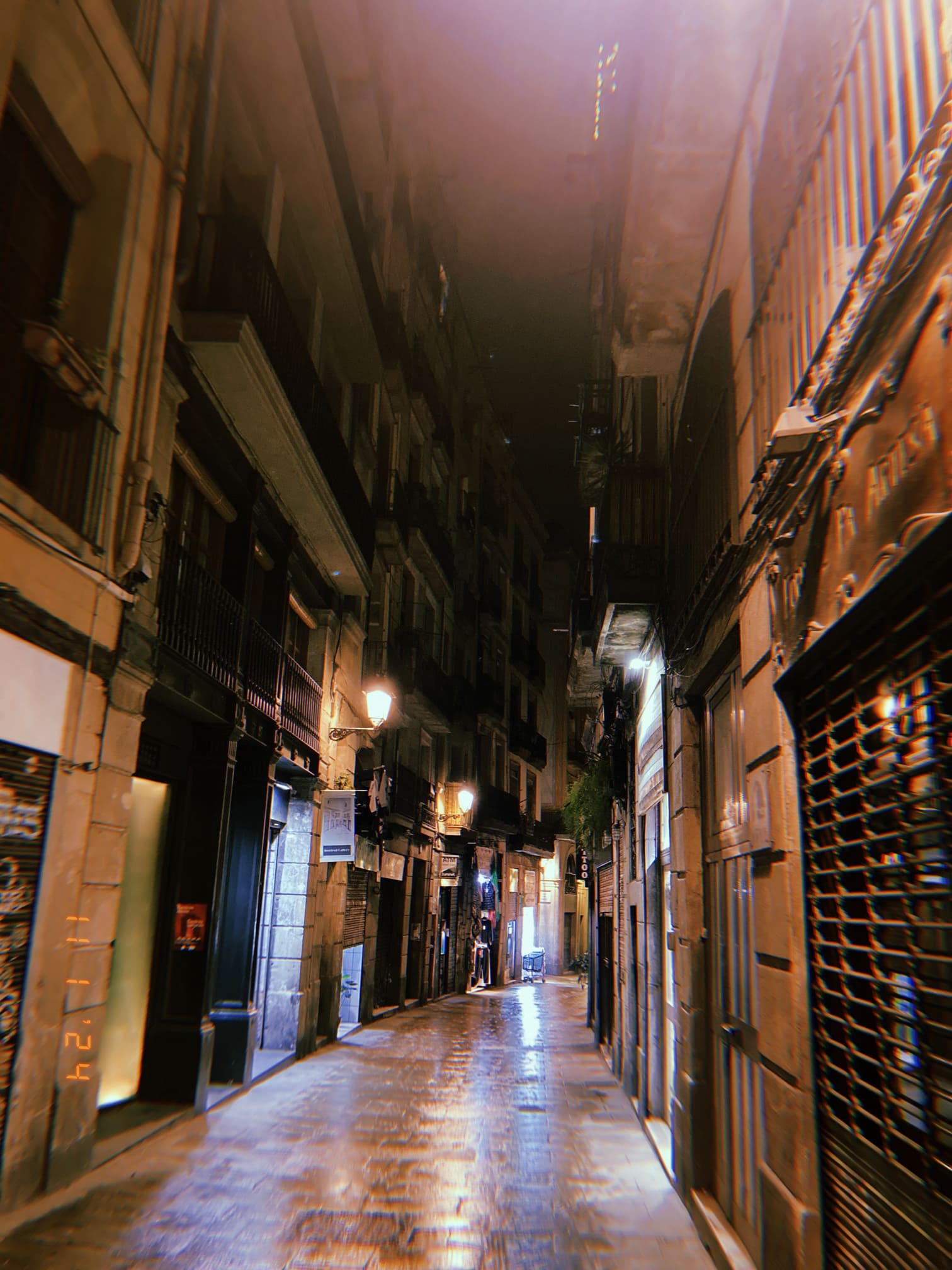 夜のバルセロナ旧市街の路地