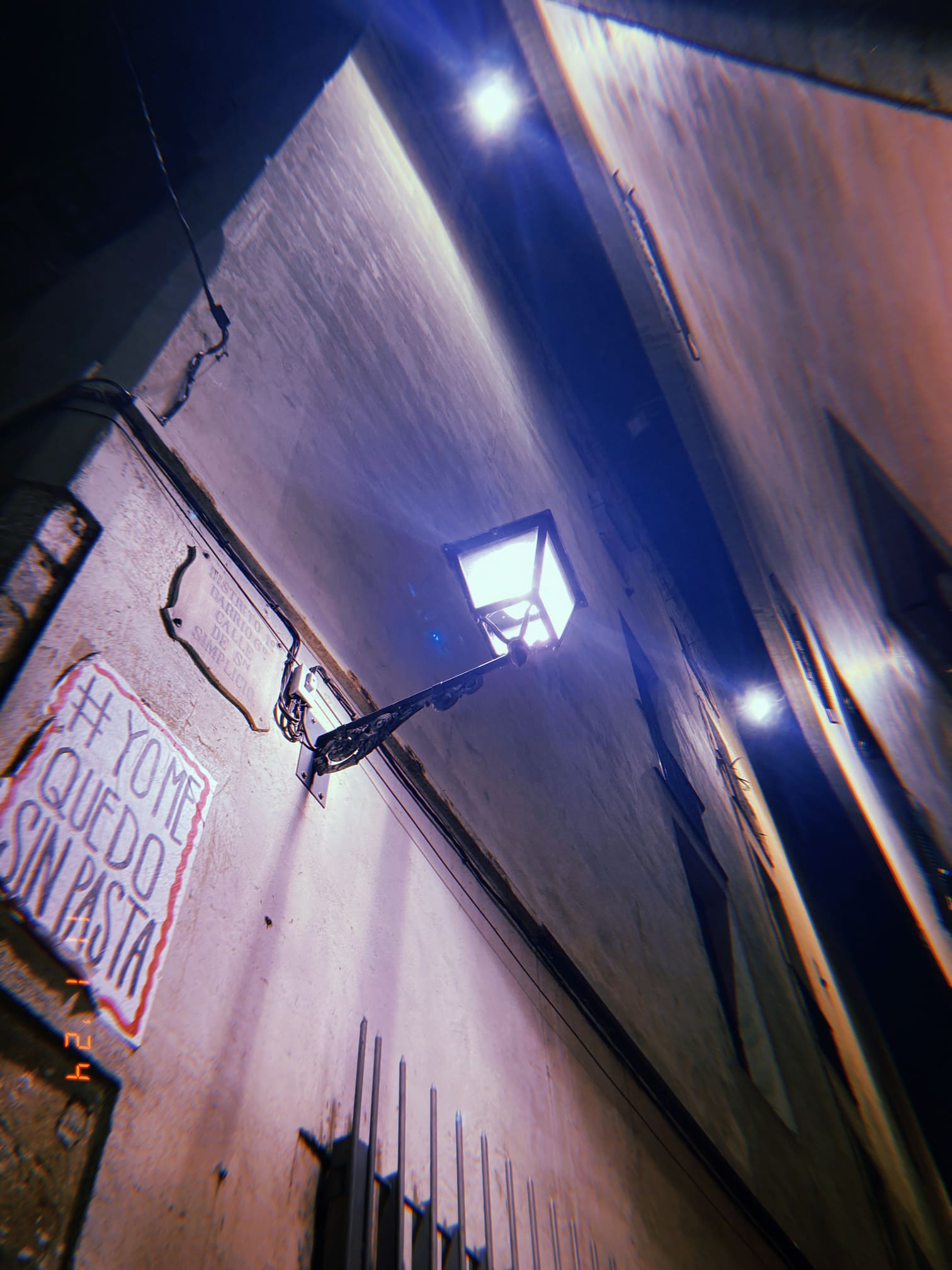 街灯と落書きのある路地