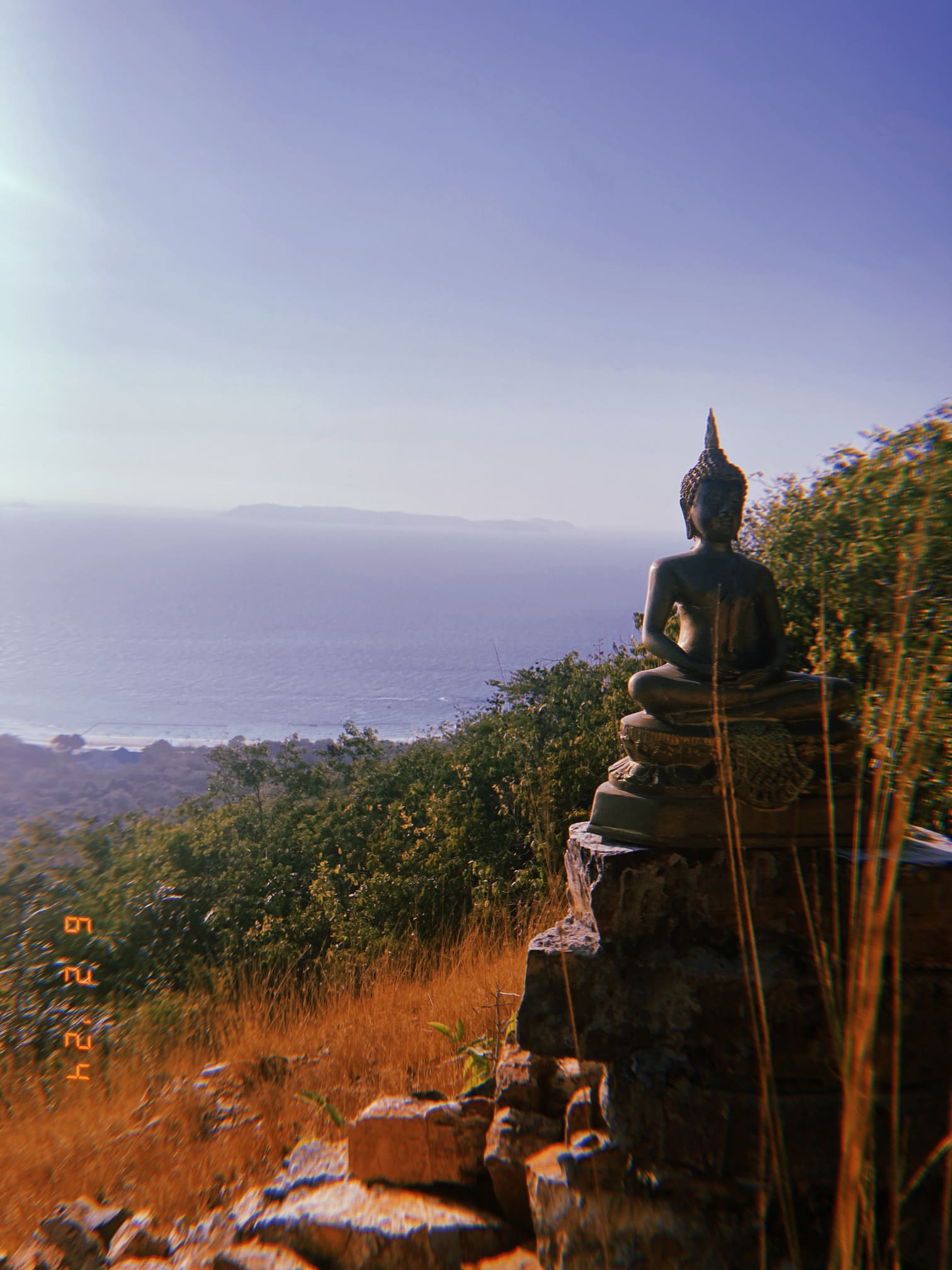 ラン島の頂上の仏像と海