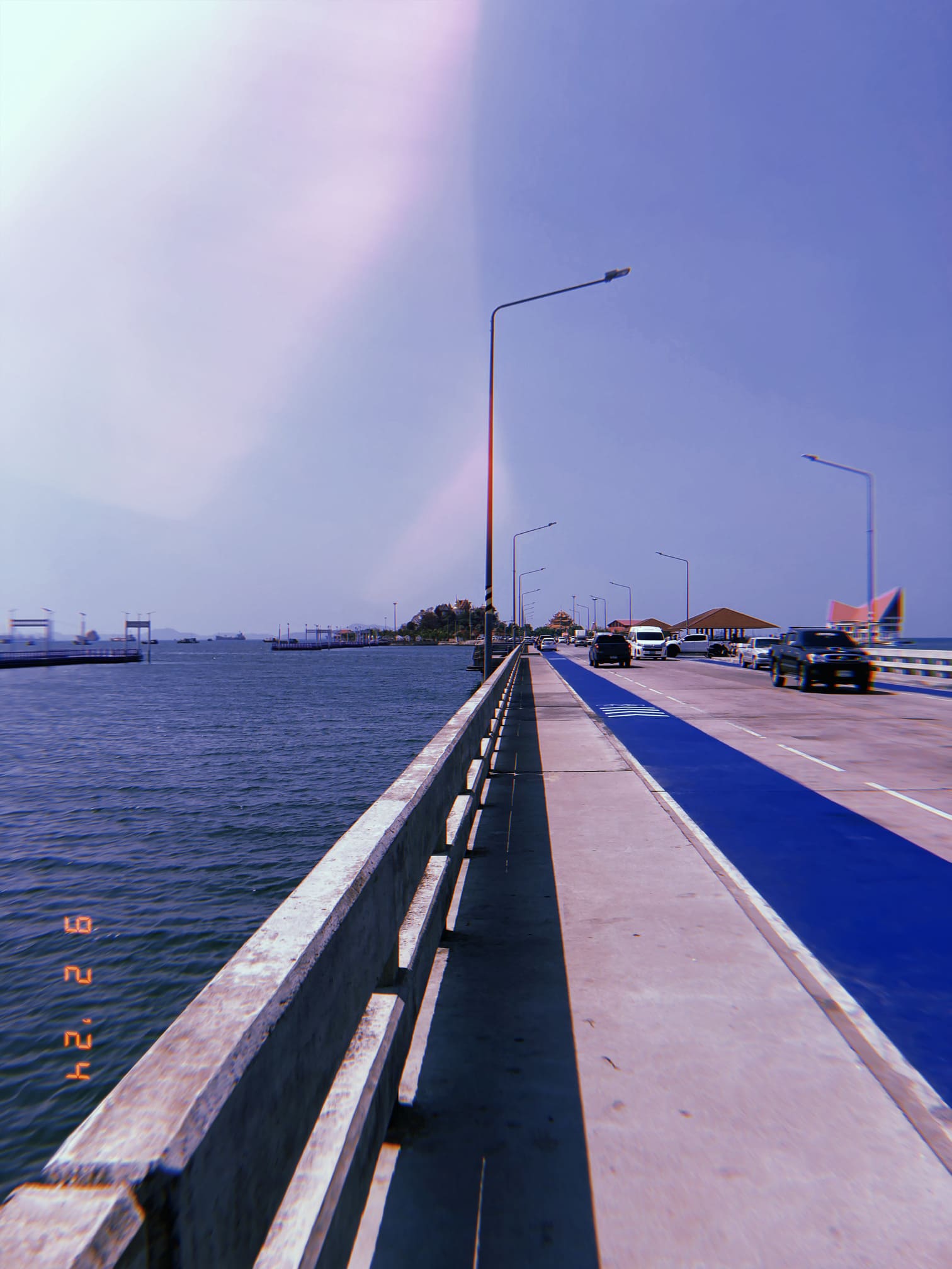 シラチャの橋と海