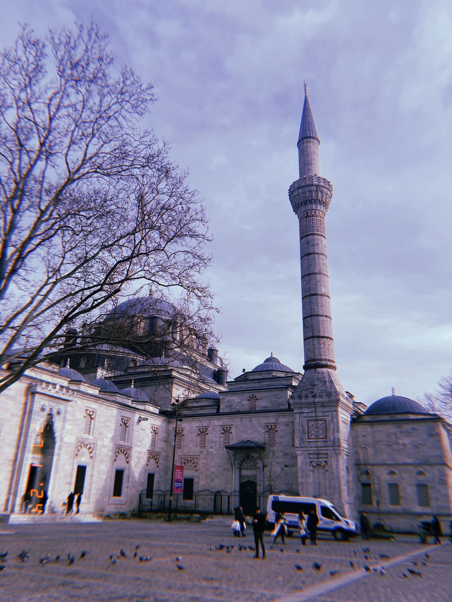 イスタンブールのバヤズィト2世モスクと高く伸びたミナレット