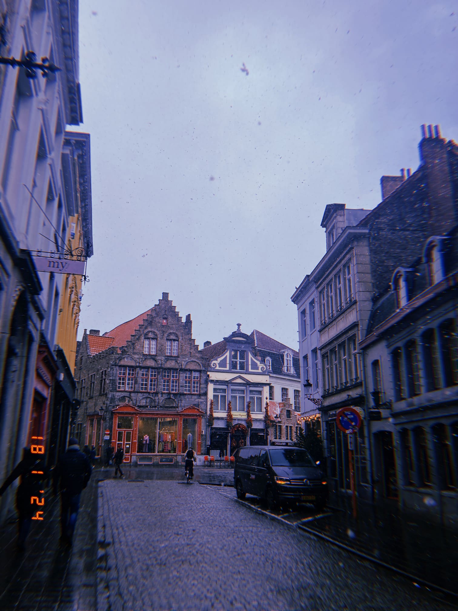 ブルージュの雪が降る街並み