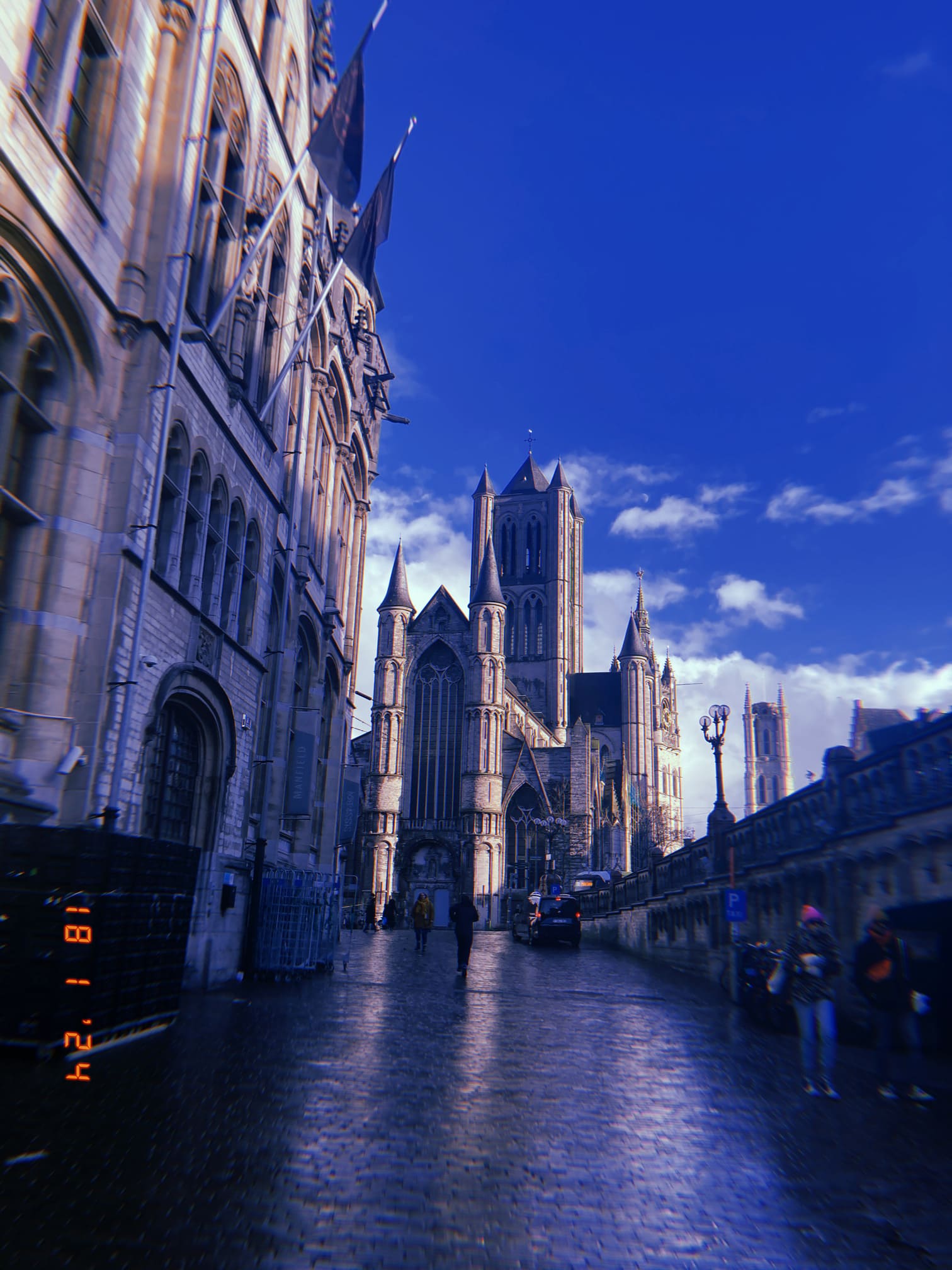 聖ニコラス教会と石畳の街並み（ヘント）