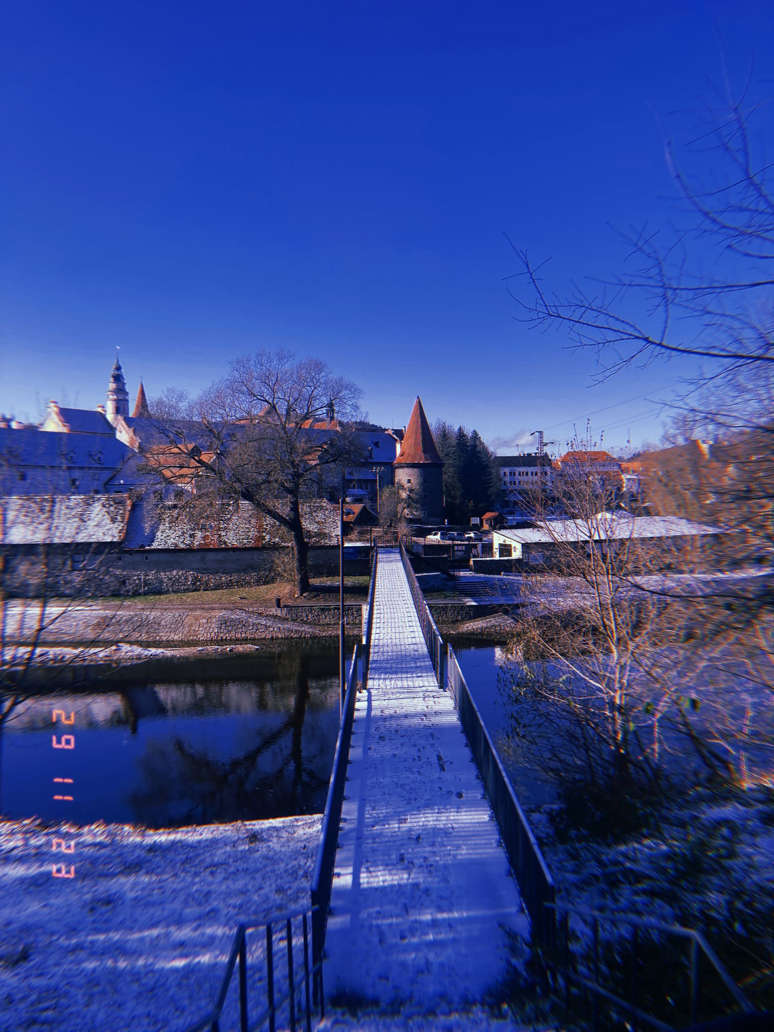 雪に覆われたCesky Krumlovの橋