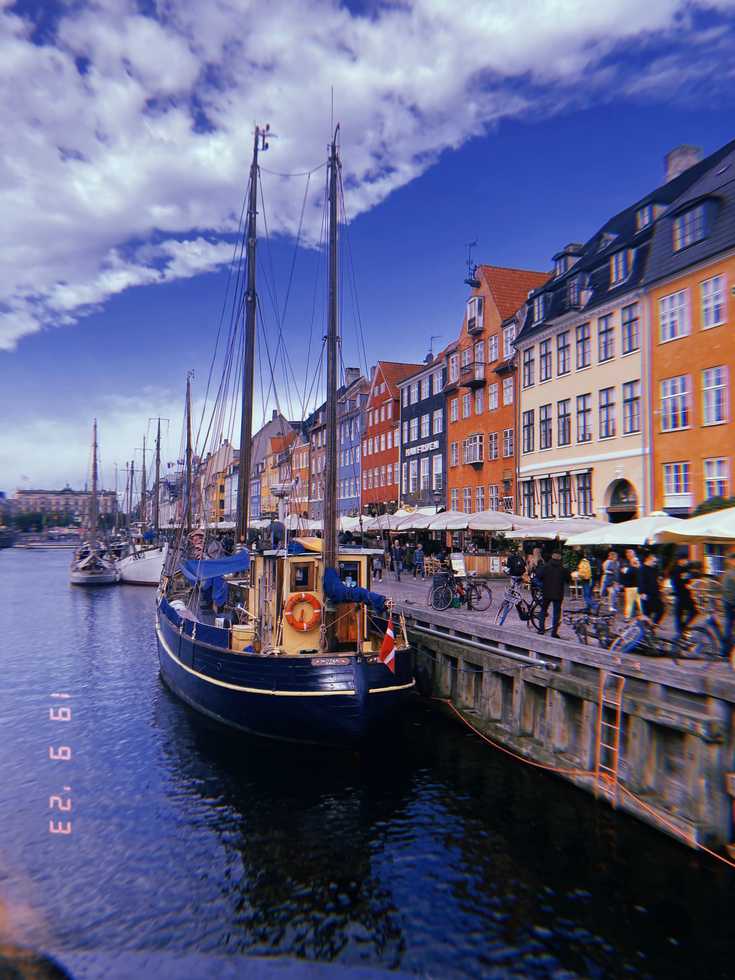 昼のニューハウンと船