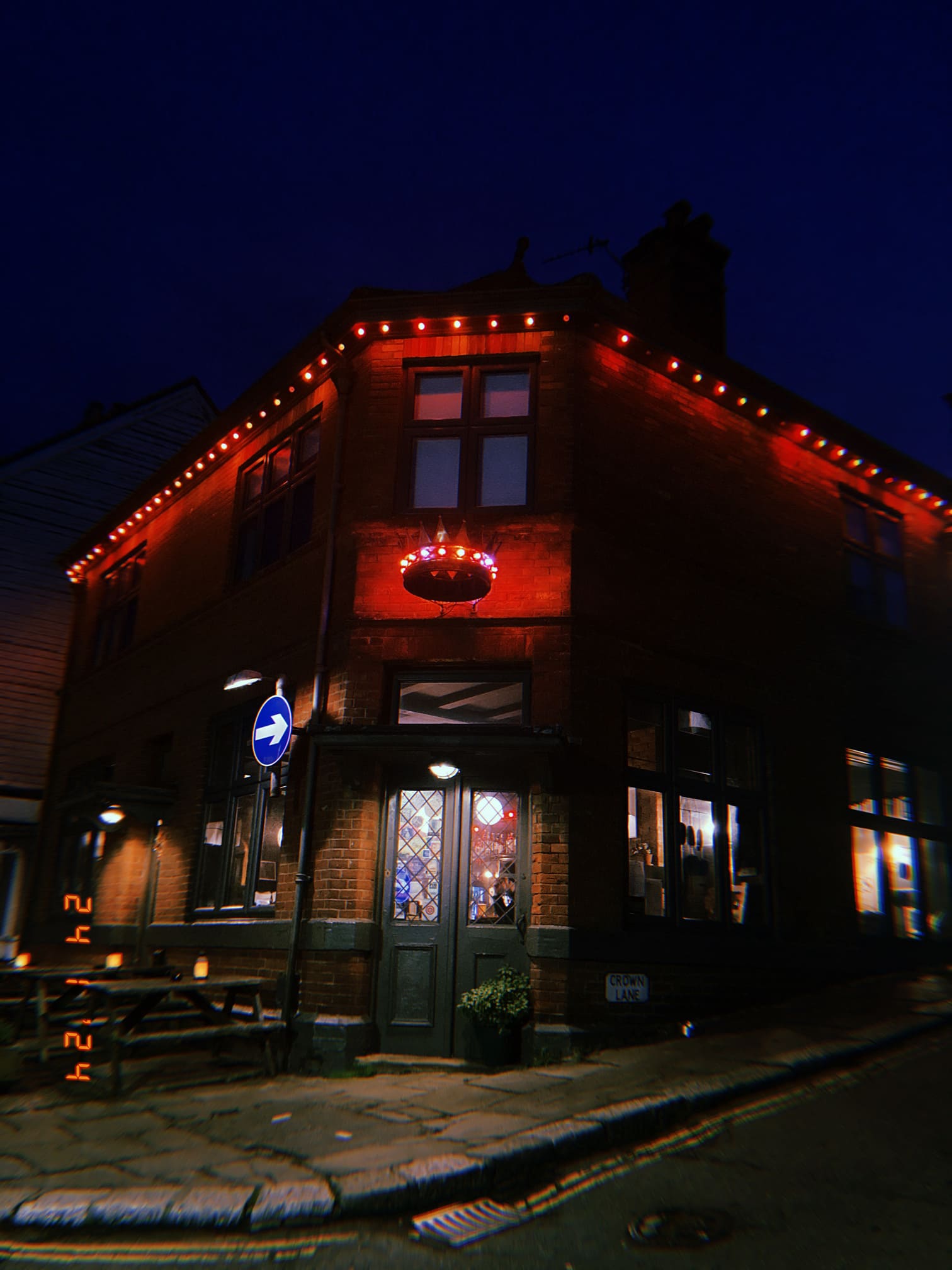 夜の路地角に建つ小さなパブ（ヘイスティングス）