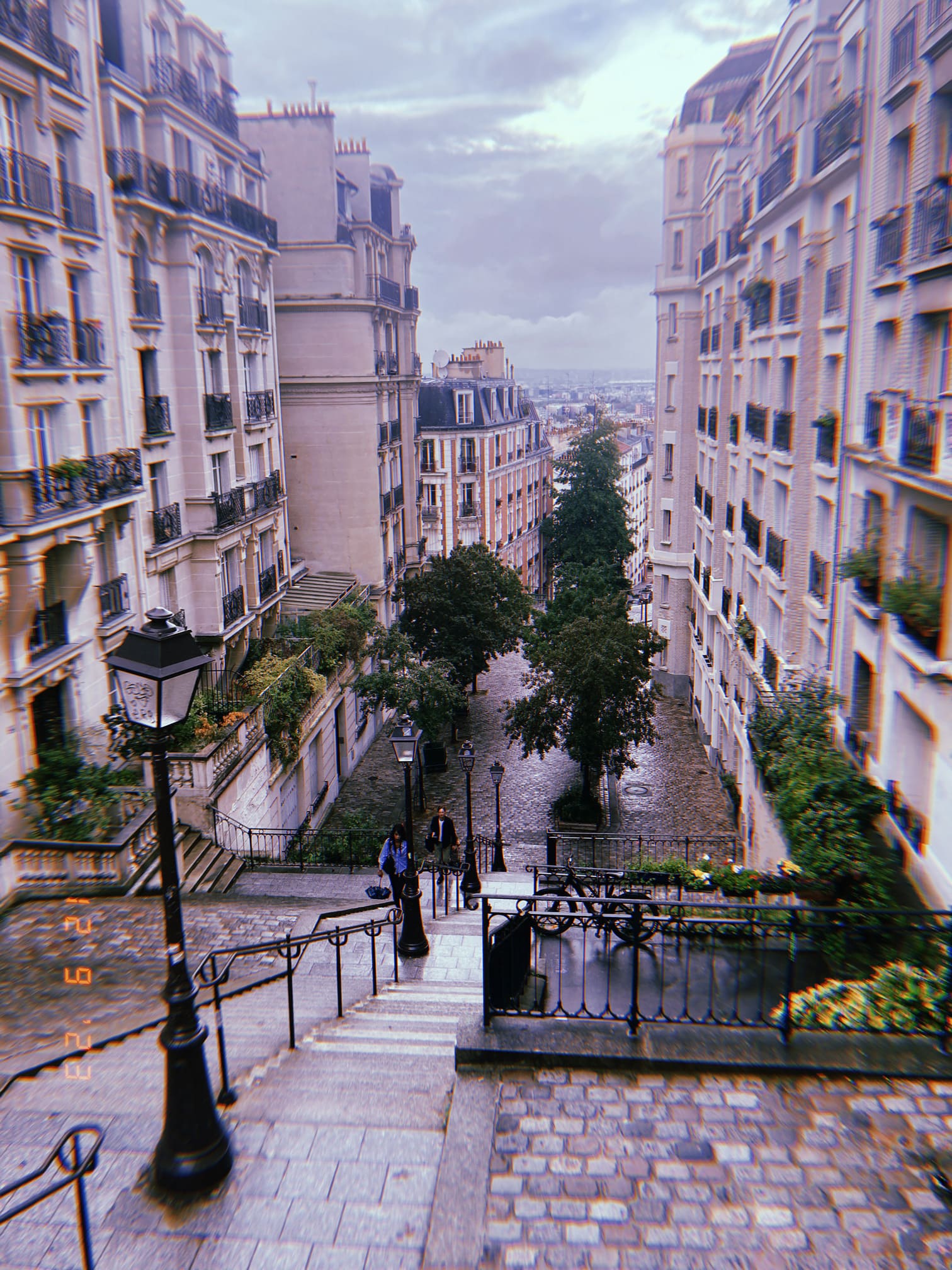 階段の下に広がるパリの石畳の通り