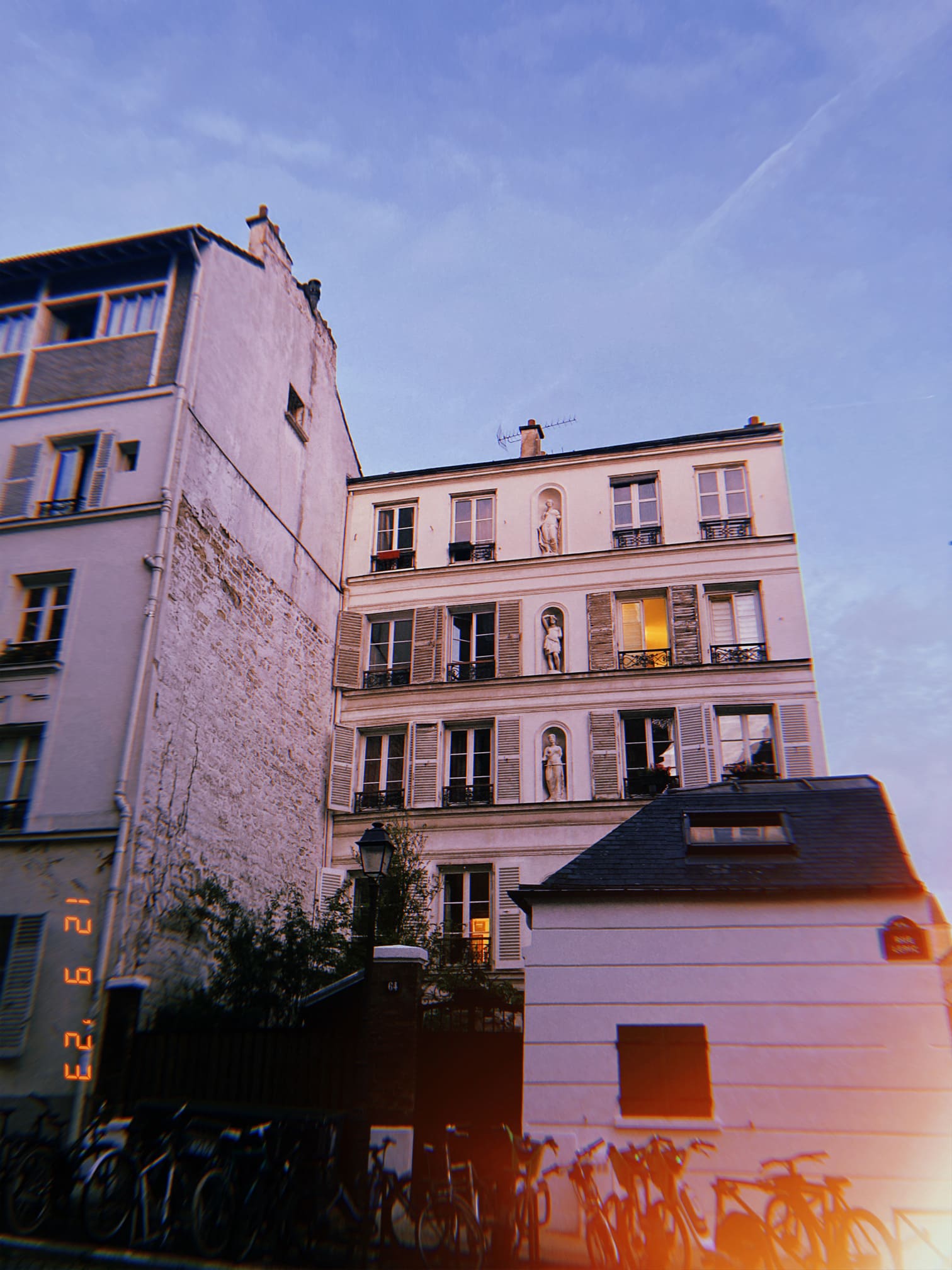 壁面のニッチに彫像が並ぶクラシカルな建物外観