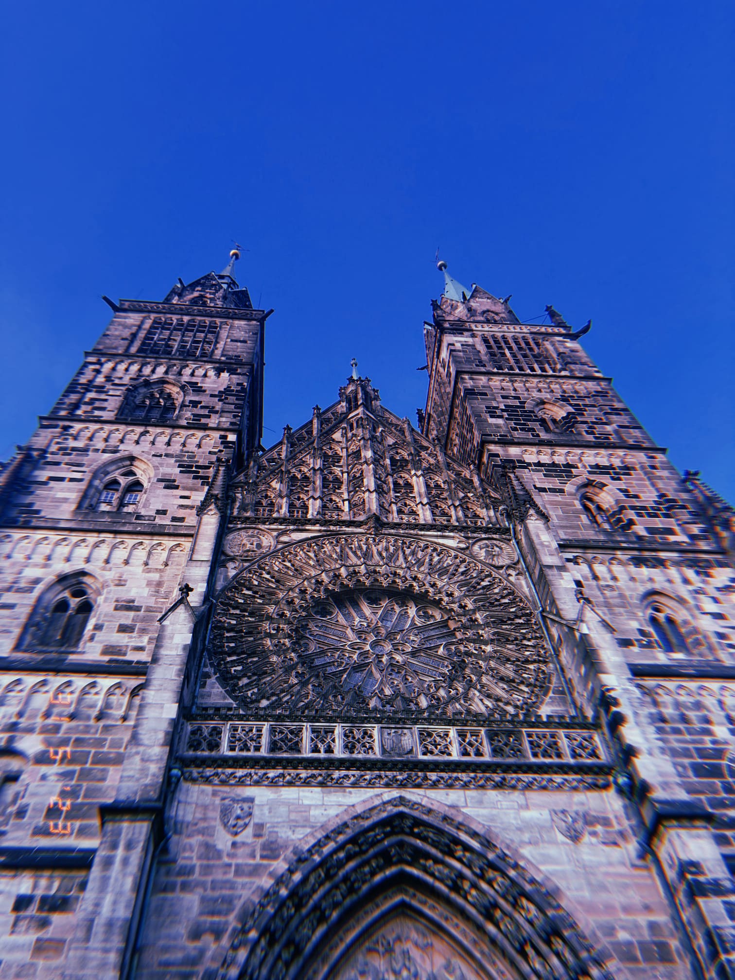 ニュルンベルグの大聖堂の正面と薔薇窓