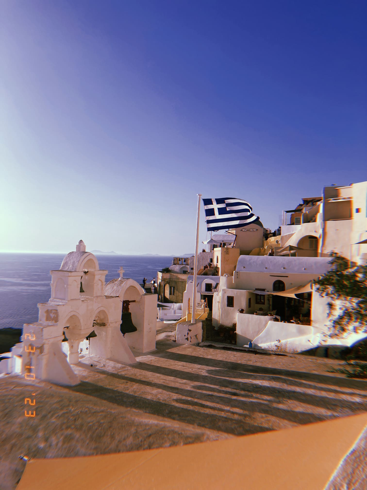 ギリシャ国旗とサントリーニの白い教会