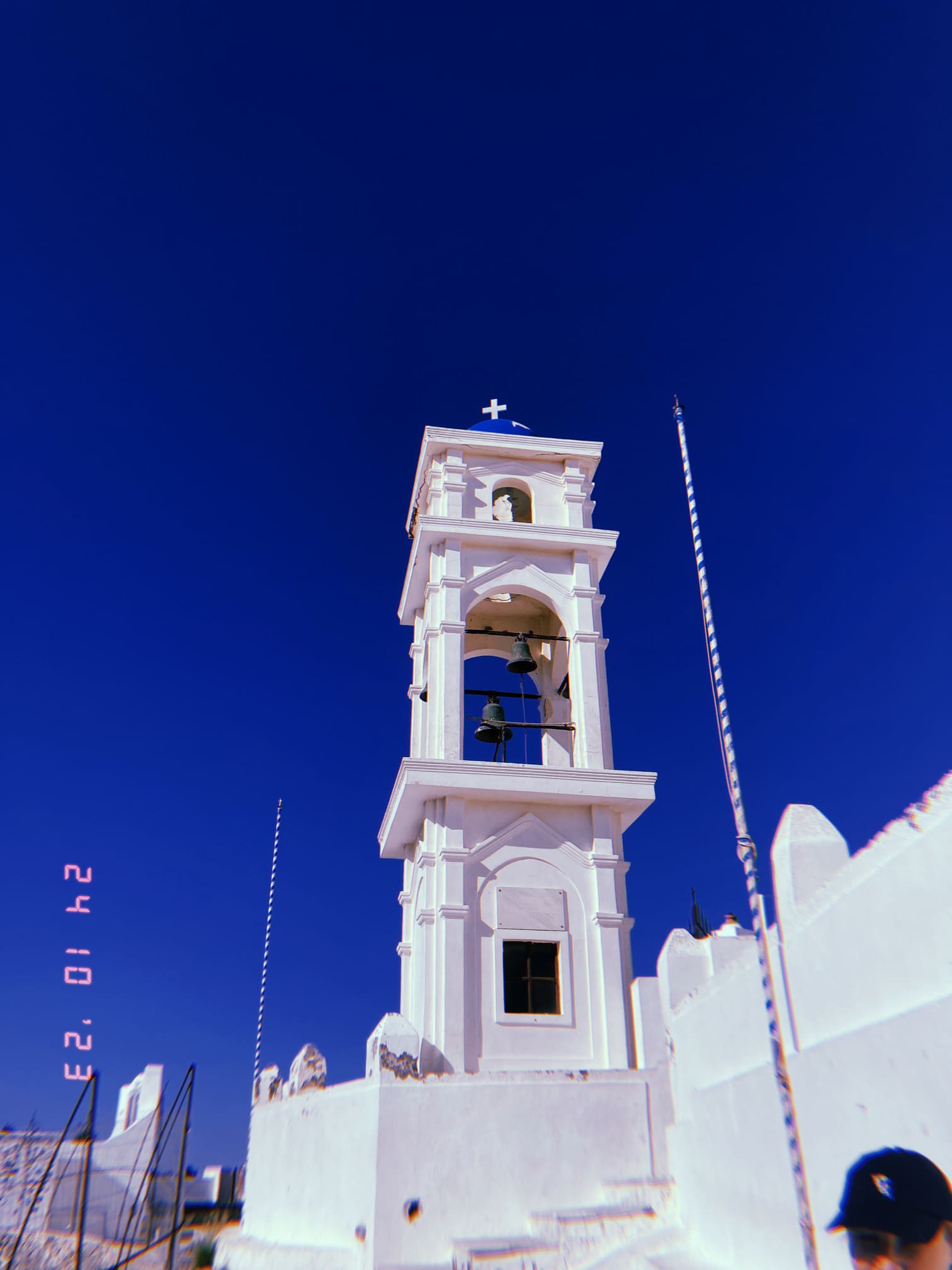 サントリーニの白い鐘楼と青空