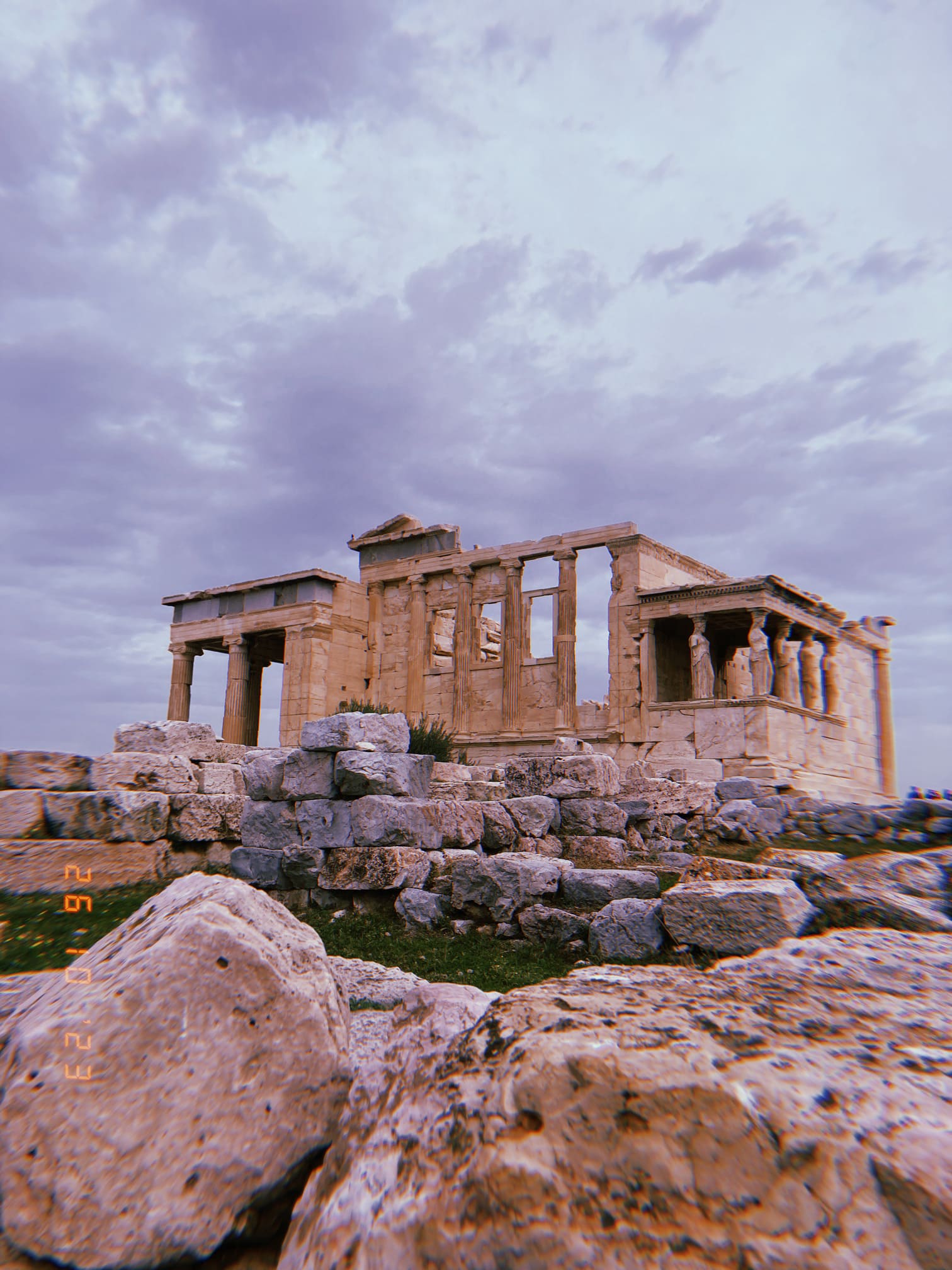 アクロポリスの遺跡と曇り空