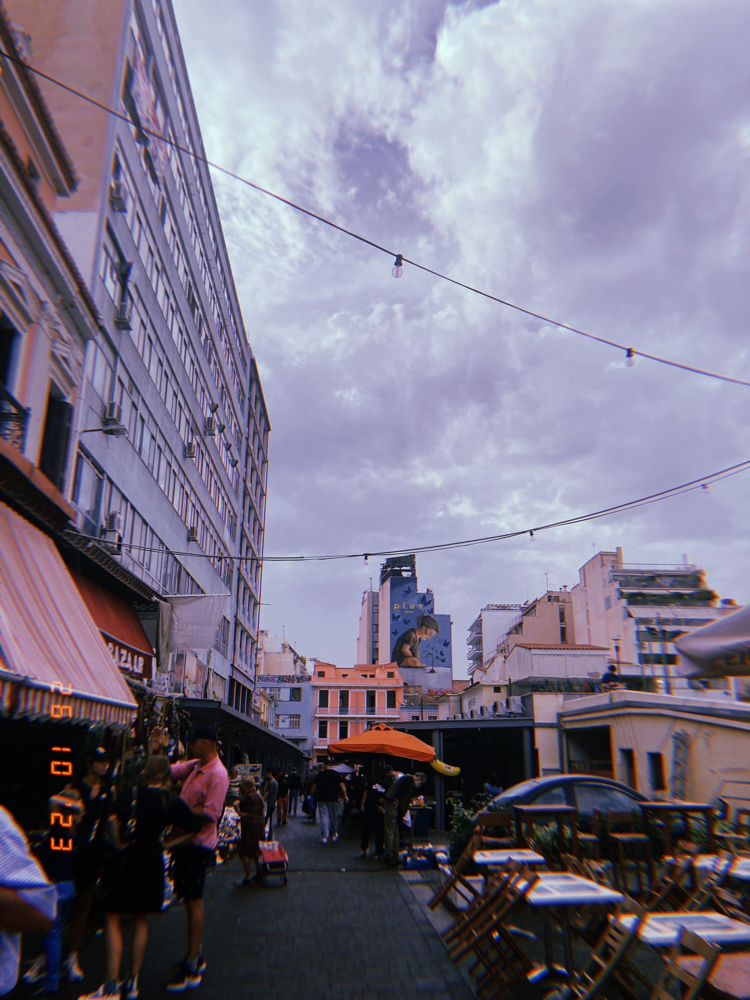 アテネの市場通りと人々の賑わい