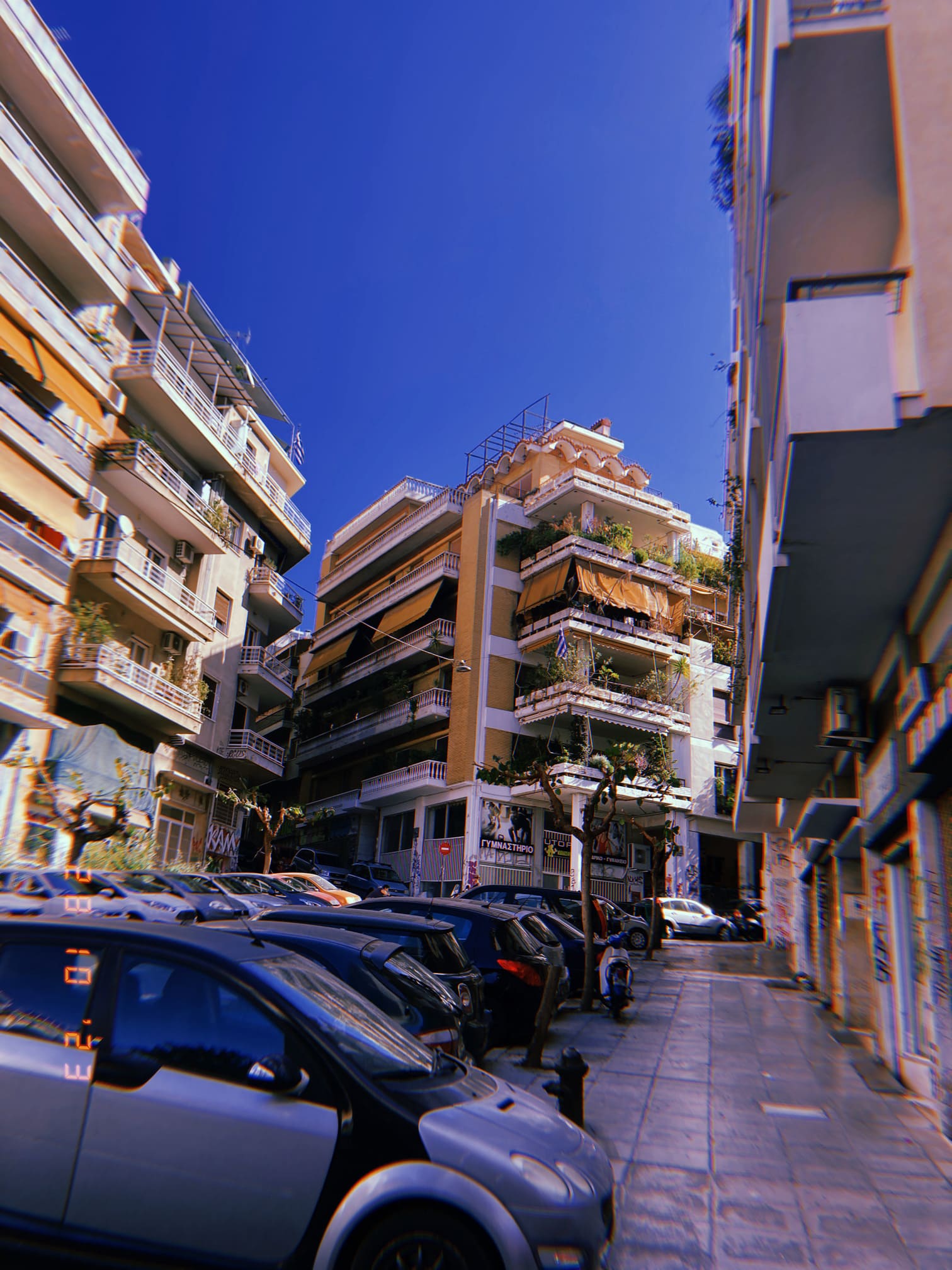 アテネの街角の建物と駐車場