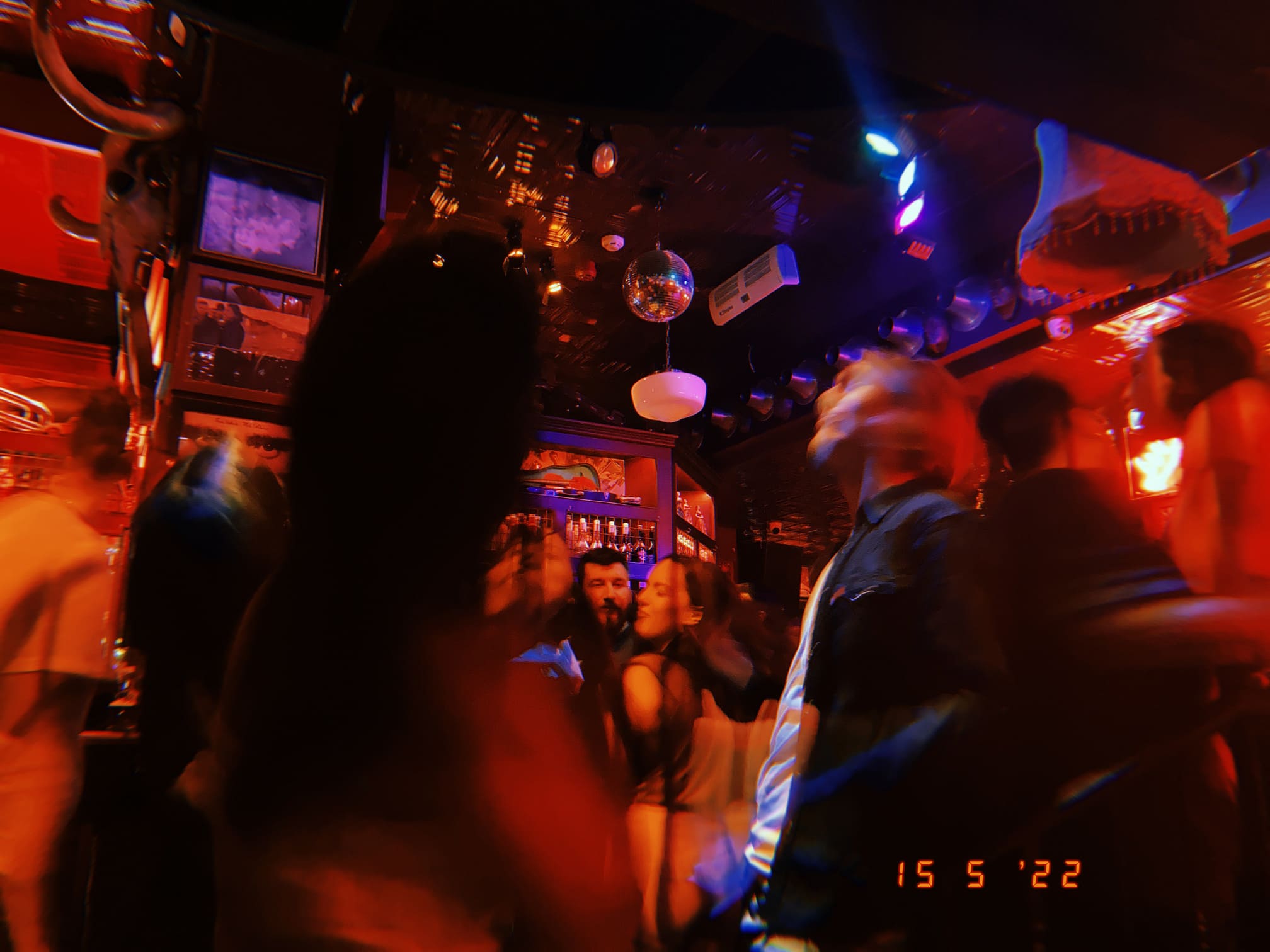 クラブのフロアとディスコボール