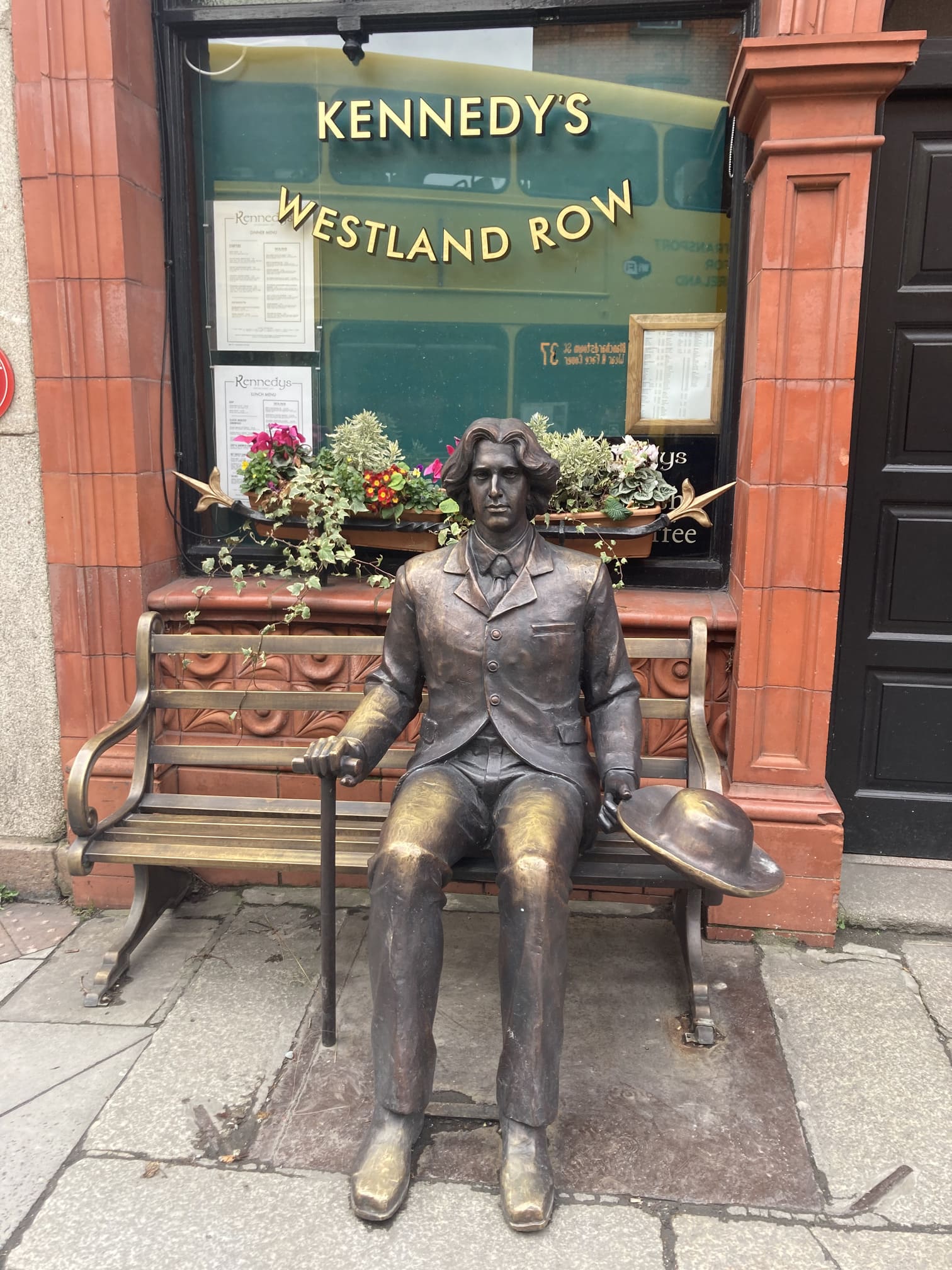 ベンチに腰掛けたオスカー・ワイルド像